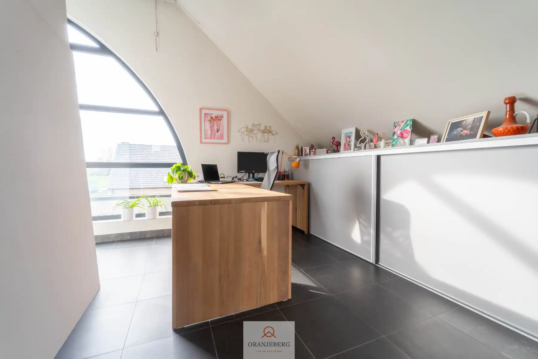 Magazijn met kantoor en woonst foto 13