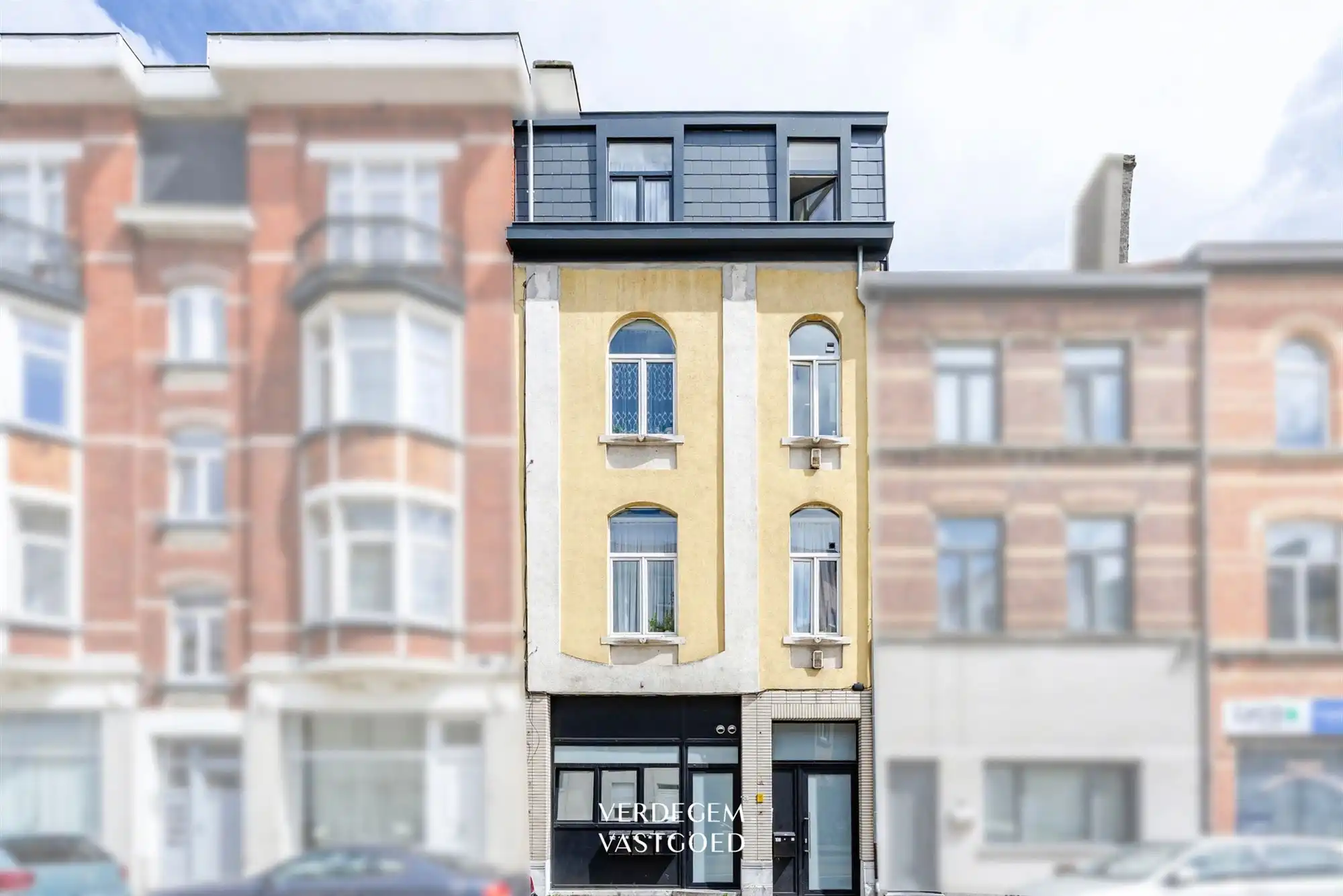 Opbrengsteigendom met 4 appartementen, verder af te werken foto {{pictureIndex}}