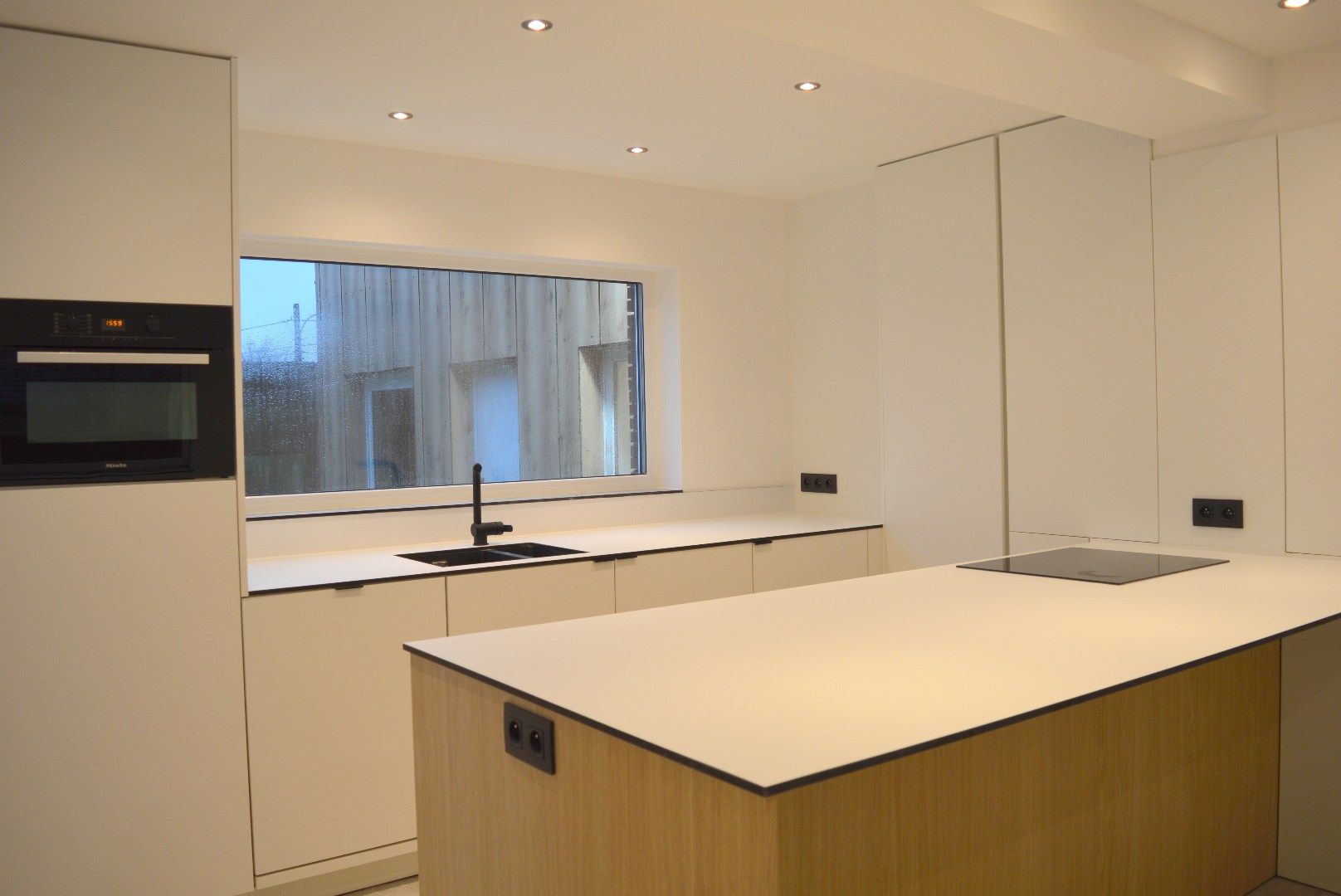 Gerenoveerde woning met tuin, garage en 3 slaapkamers in Bellegem foto {{pictureIndex}}