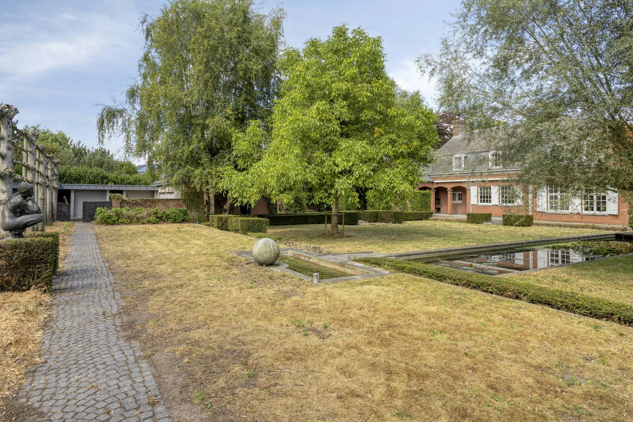 Unieke villa te koop in Zwevezele met prachtige tuin foto 17