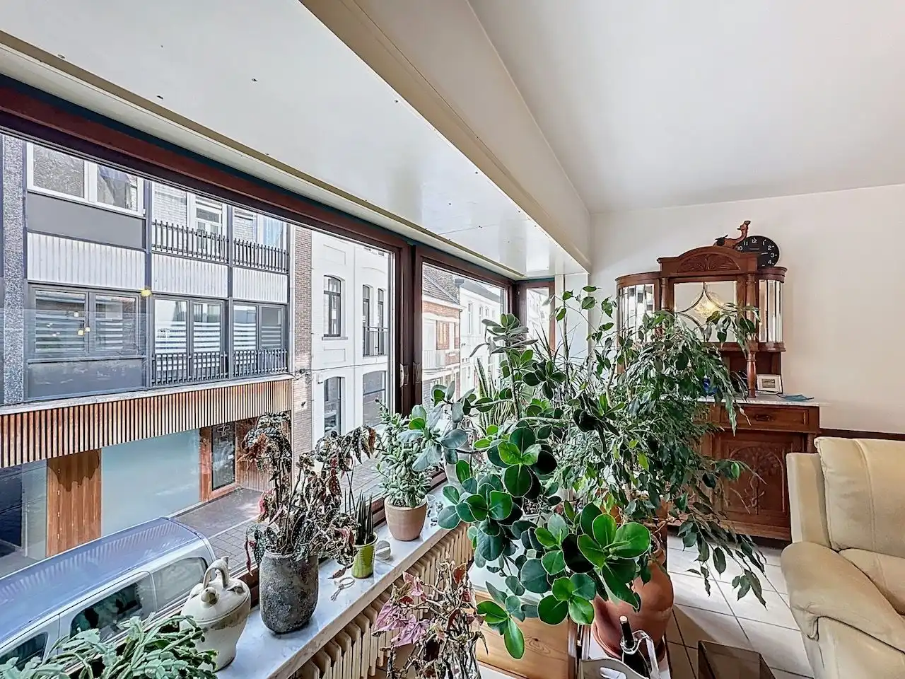 Bijzonder ruime handelswoning vlakbij de Kursaalstraat foto 6