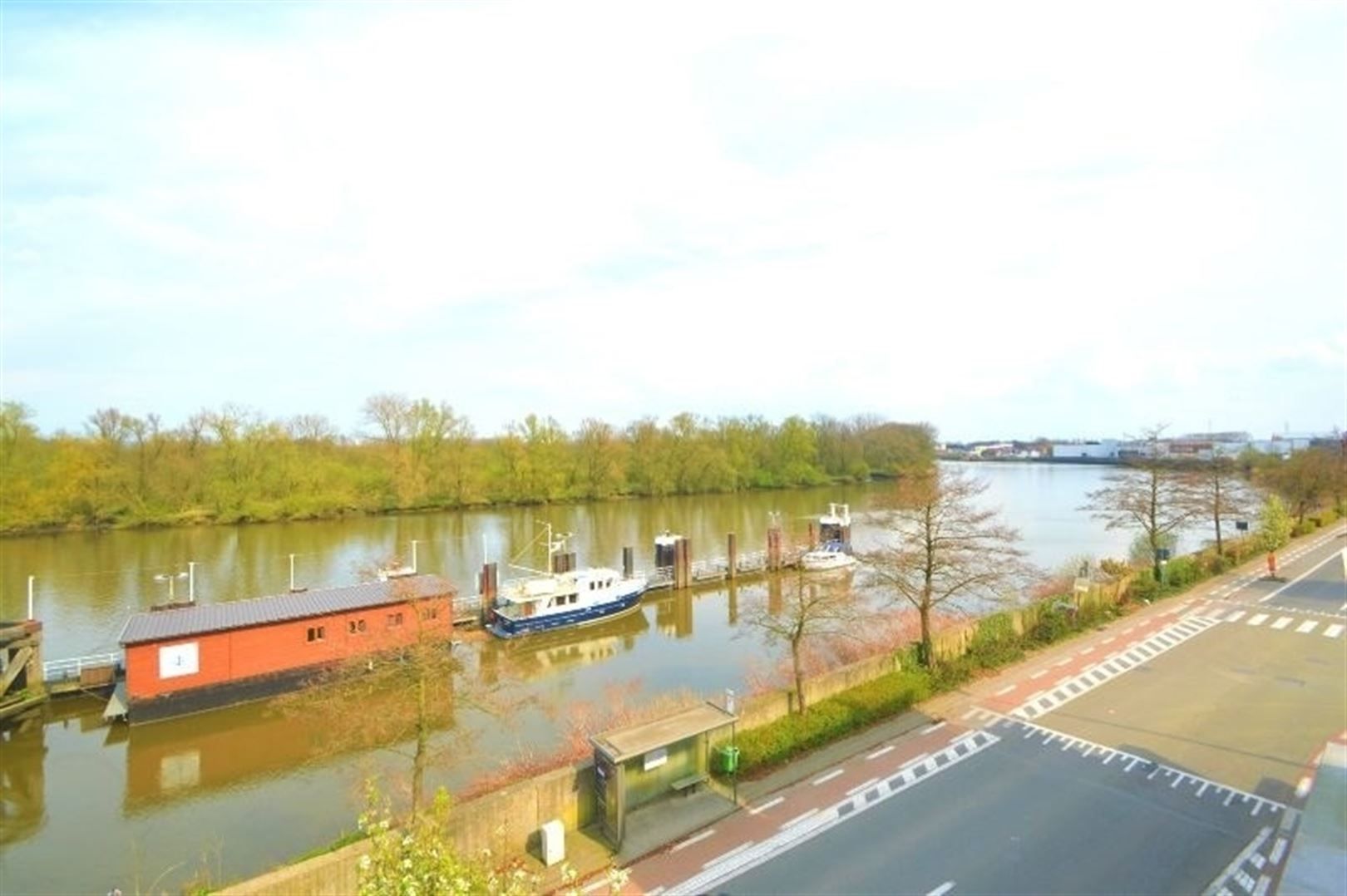 Ruim duplex-appartement te huur te Baasrode aan het water foto 10