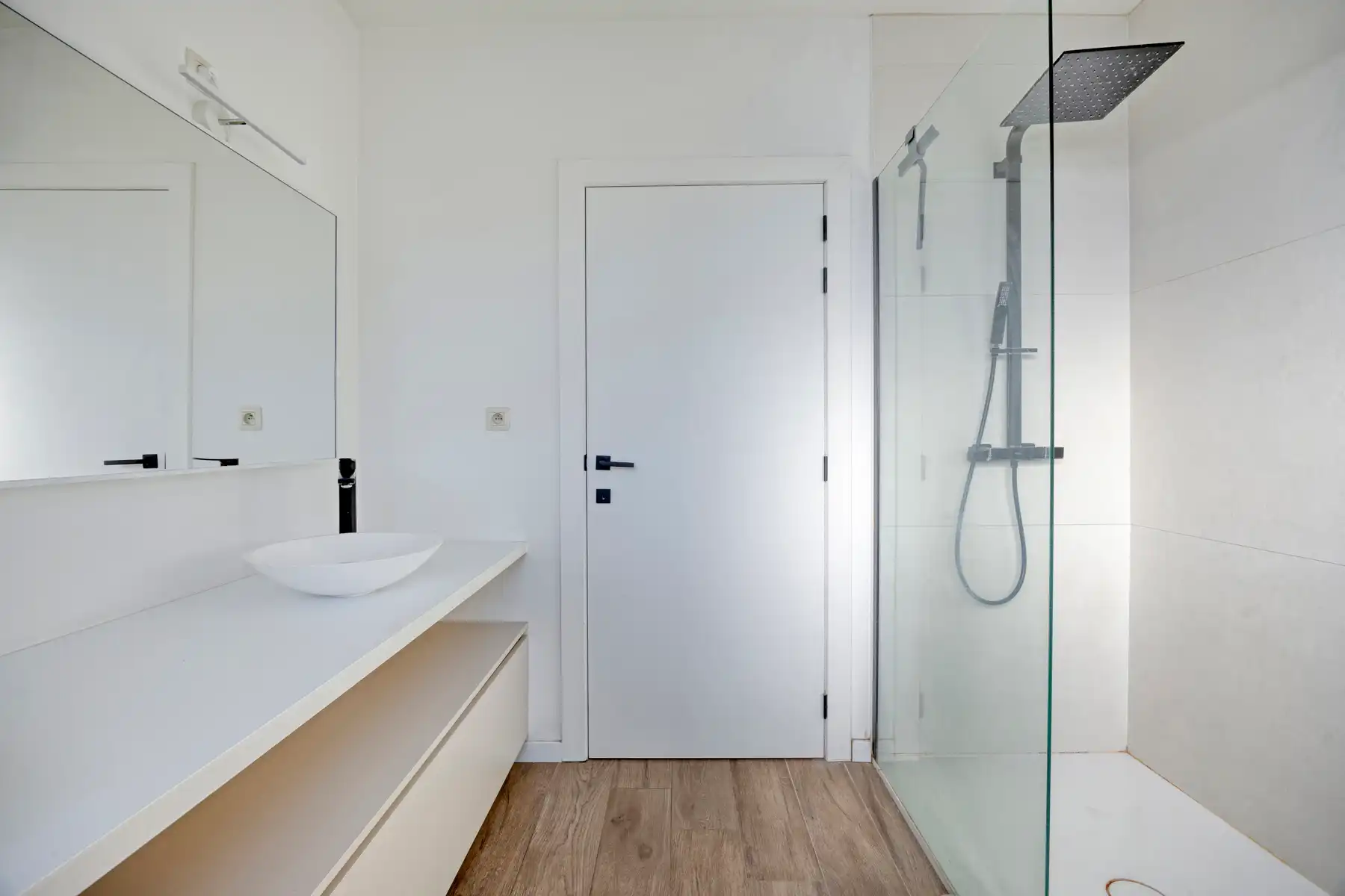 PRACHTIG AFGEWERKT EN ENERGIEZUINIG DUPLEX-APPARTEMENT (123 M2 WOONOPPERVLAKTE) (BRON: EPB) MET 2 SLAAPKAMERS, RUIM &nbsp;EN ZONOVERGOTEN TERRAS, EN AUTOSTANDPLAATS EN TUINBERGING TE NEERHAREN!&nbsp; foto 9