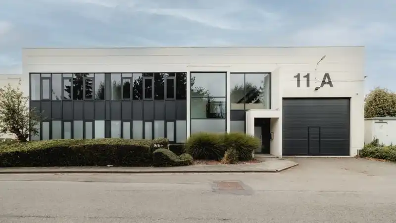 Bedrijfsgebouw met magazijn en kantoorruimte te huur foto 2