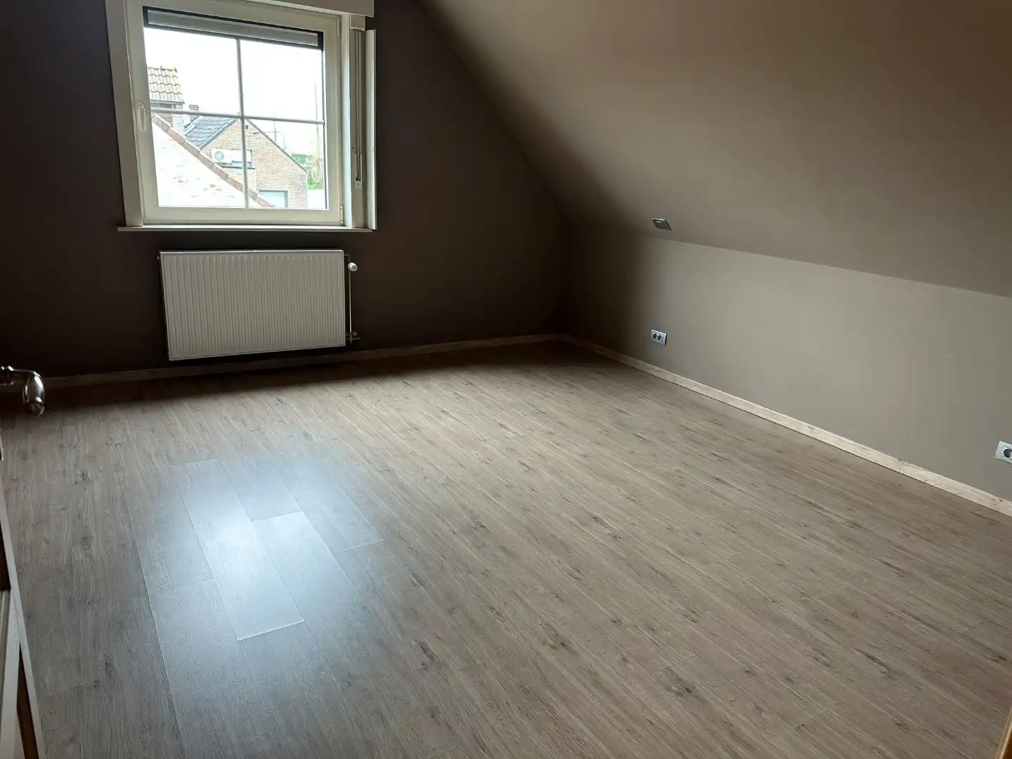 Alleenstaande woning met 3 slaapkamers, 3 garages en veel parkeermogelijkheid! foto 10