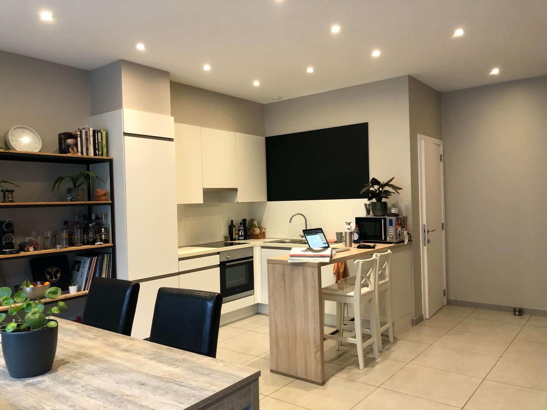 Instapklare ruime gerenoveerde woning met ruime uitbouw achteraan, groot zonneterras en koer foto 2