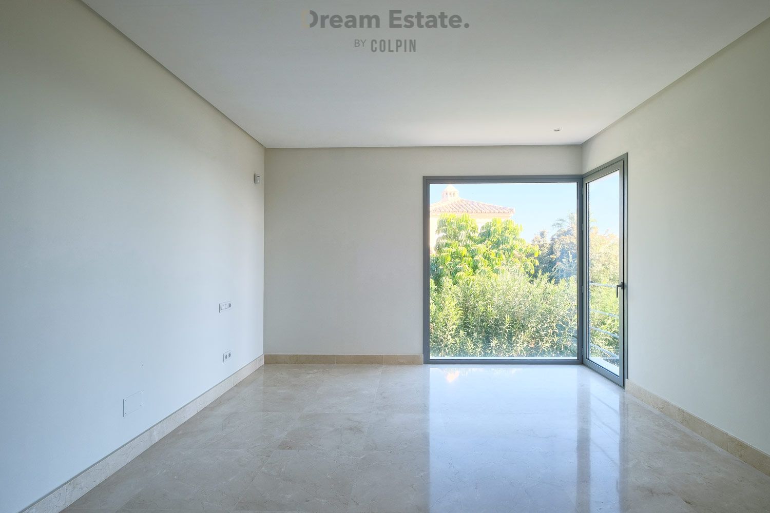 Nieuwe moderne villa met uitzicht op zee en bergen. foto 24