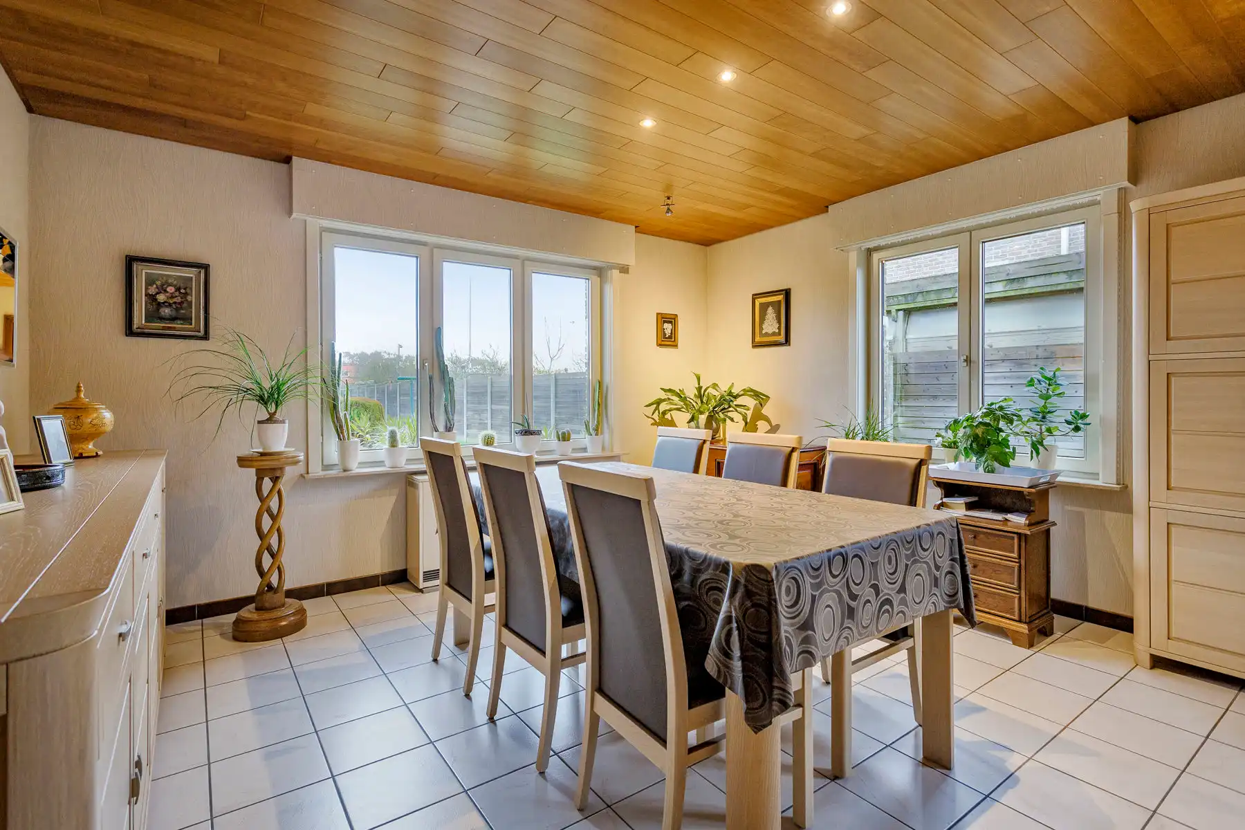 Gelijkvloerse gezinswoning met 4 slaapkamers en grote tuin foto 4