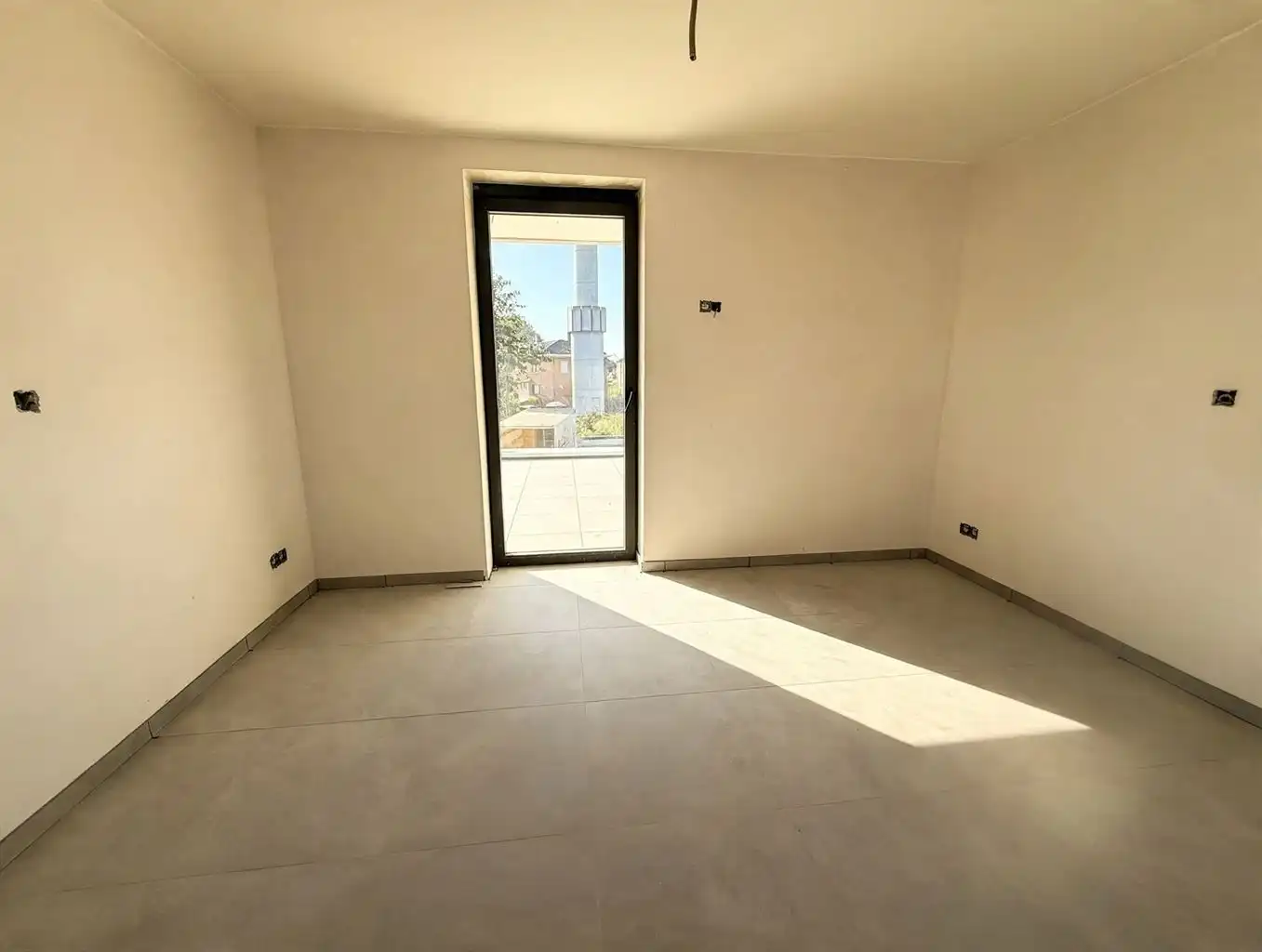 Zeer ruim 1 (+1)-slaapkamerappartement op de eerste verdieping met  zuidgericht terras van ca. 43 m², balkon en ondergrondse parkeerplaats, in hartje Maaseik. foto 7