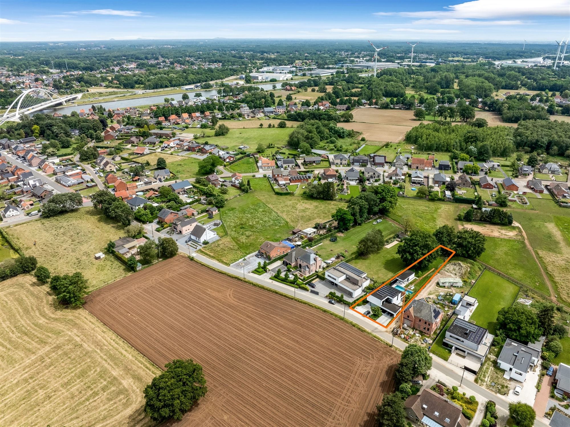 MAGNIFIEKE, SUPER LUXUEUZE VILLA MET PRACHTIG ZWEMBAD EN POOLHOUSE UITERST RUSTIG GELEGEN OP EEN PERCEEL VAN 11A62CA TE PAAL foto 34