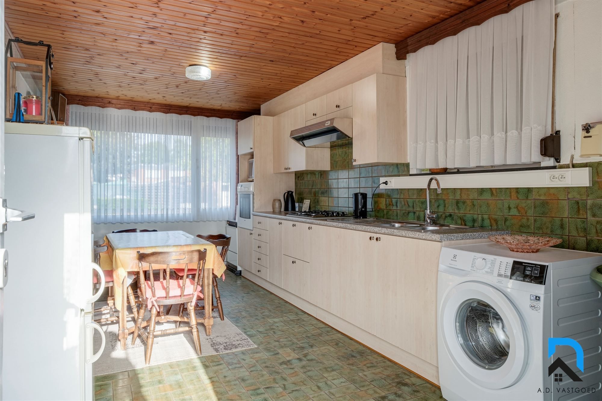 Halfopen bebouwing met tuin nabij het centrum van Genk foto 15