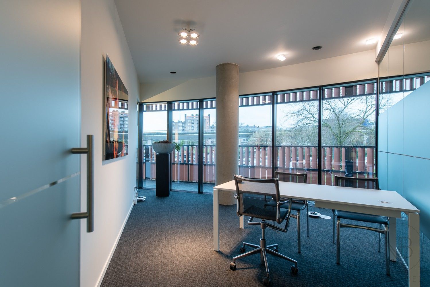 Volledig ingerichte en verhuurde kantoorverdieping in het zakelijke centrum van Genk (Botta-gebouw) foto 17