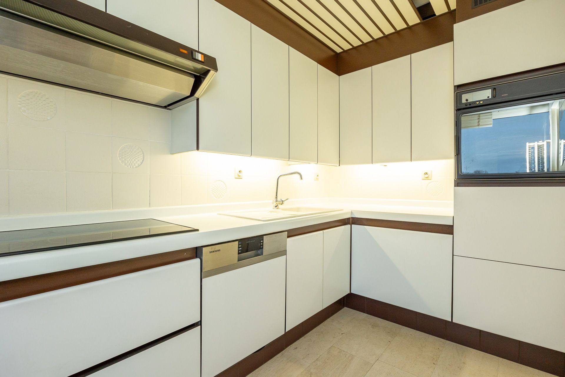 Lichtrijk appartement met drie slaapkamers en terras foto 30