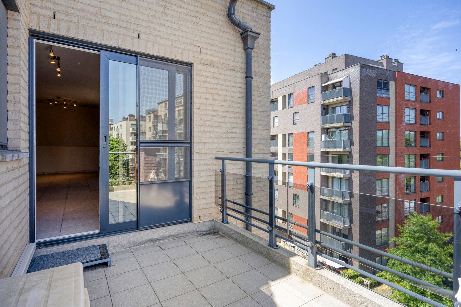 Riant appartement in het centrum van Genk met autostaanplaats! foto 9