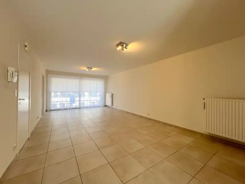 APPARTEMENT MET AUTOSTAANPLAATS te TORHOUT foto {{pictureIndex}}