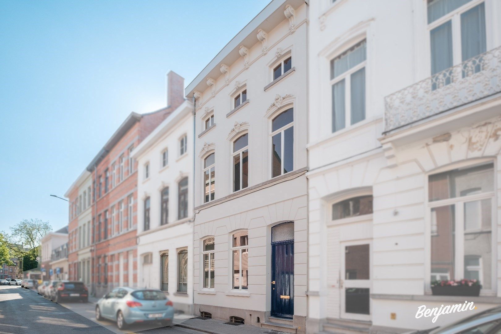 Stijlvol gerenoveerd herenhuis in hartje Kortrijk foto {{pictureIndex}}