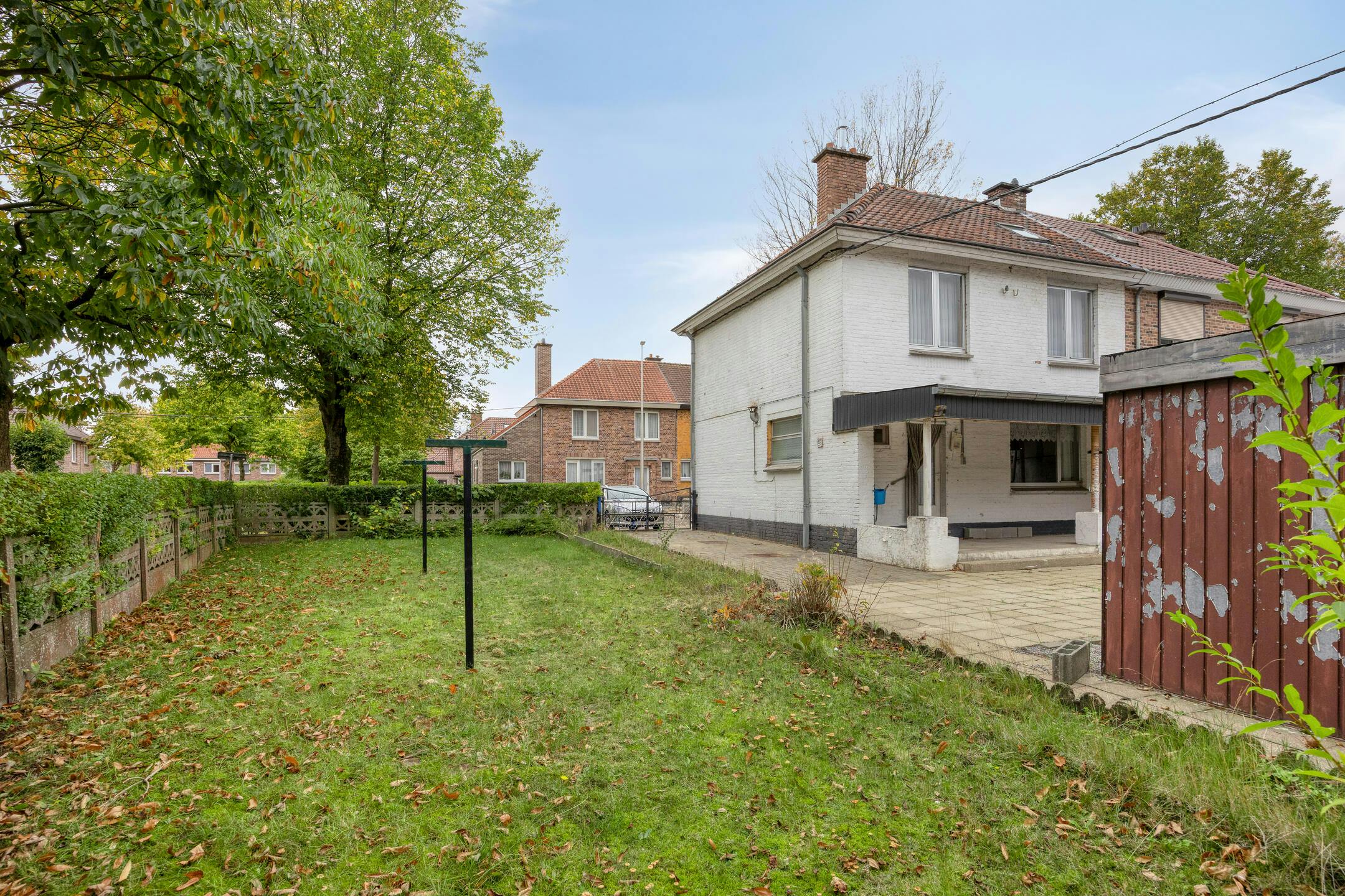 Te renoveren woning met zonnige tuin in Genk foto 19