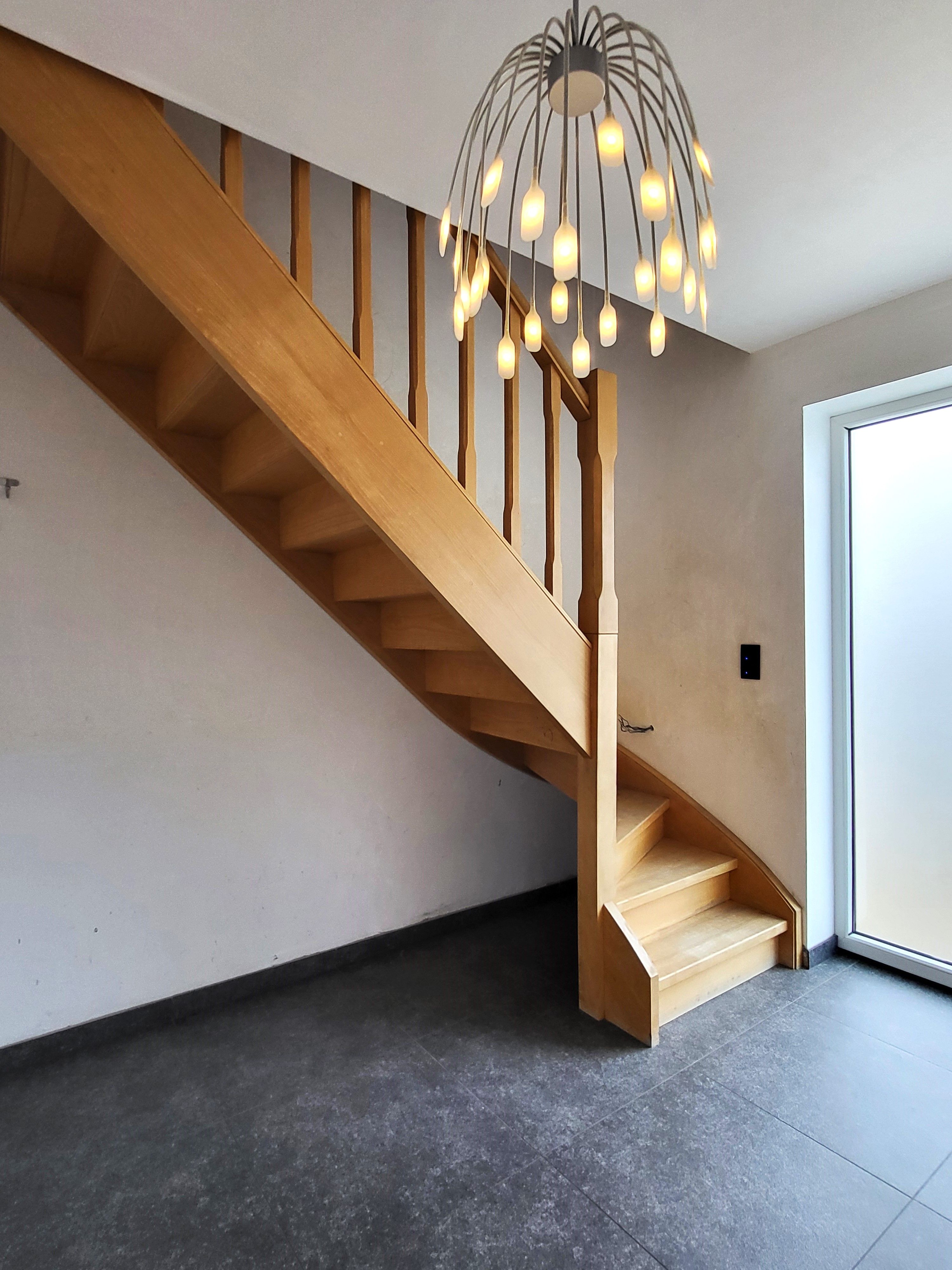 Deze instapklare halfopen woning uit 2014 ligt in een rustige en landelijke straat in Lierde.  foto 5