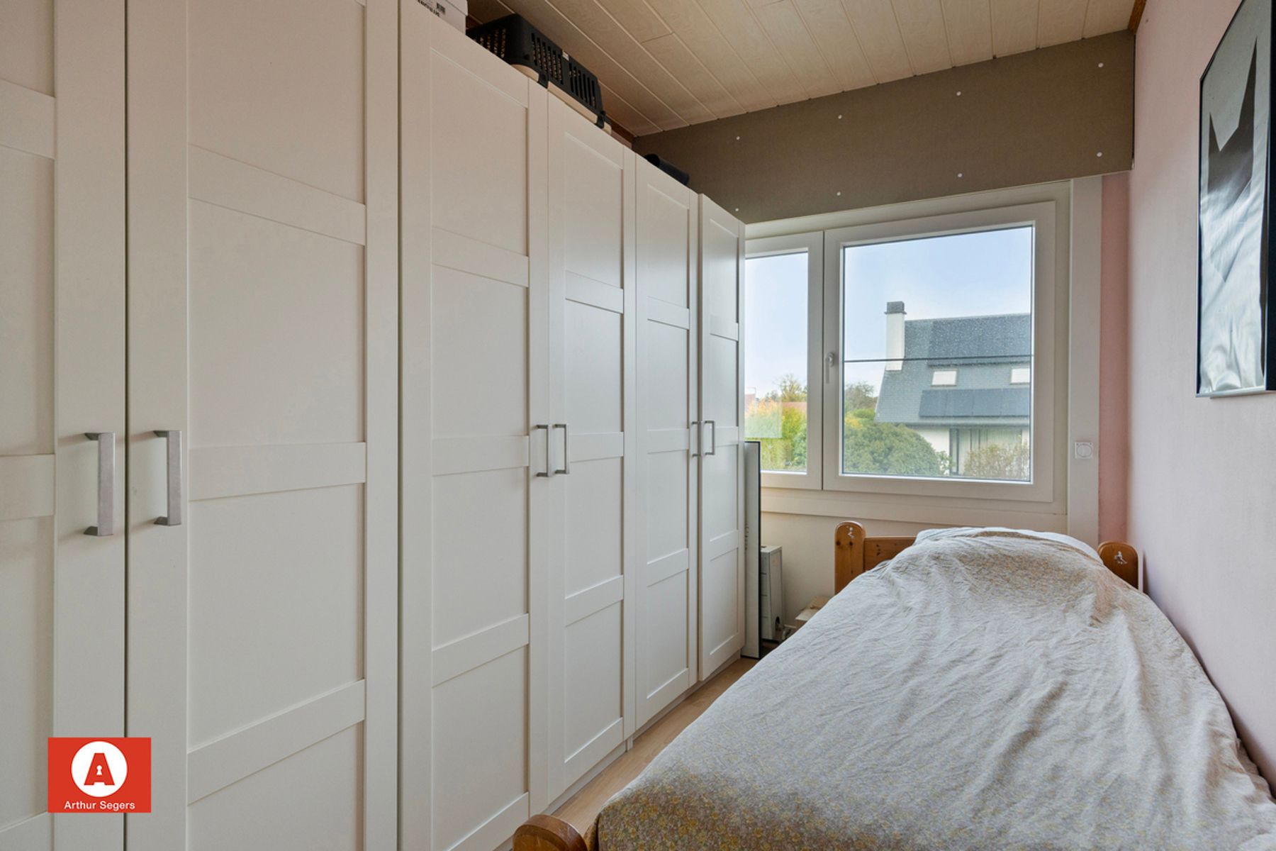 Halfopen woning in doodlopende, rustige straat foto 21