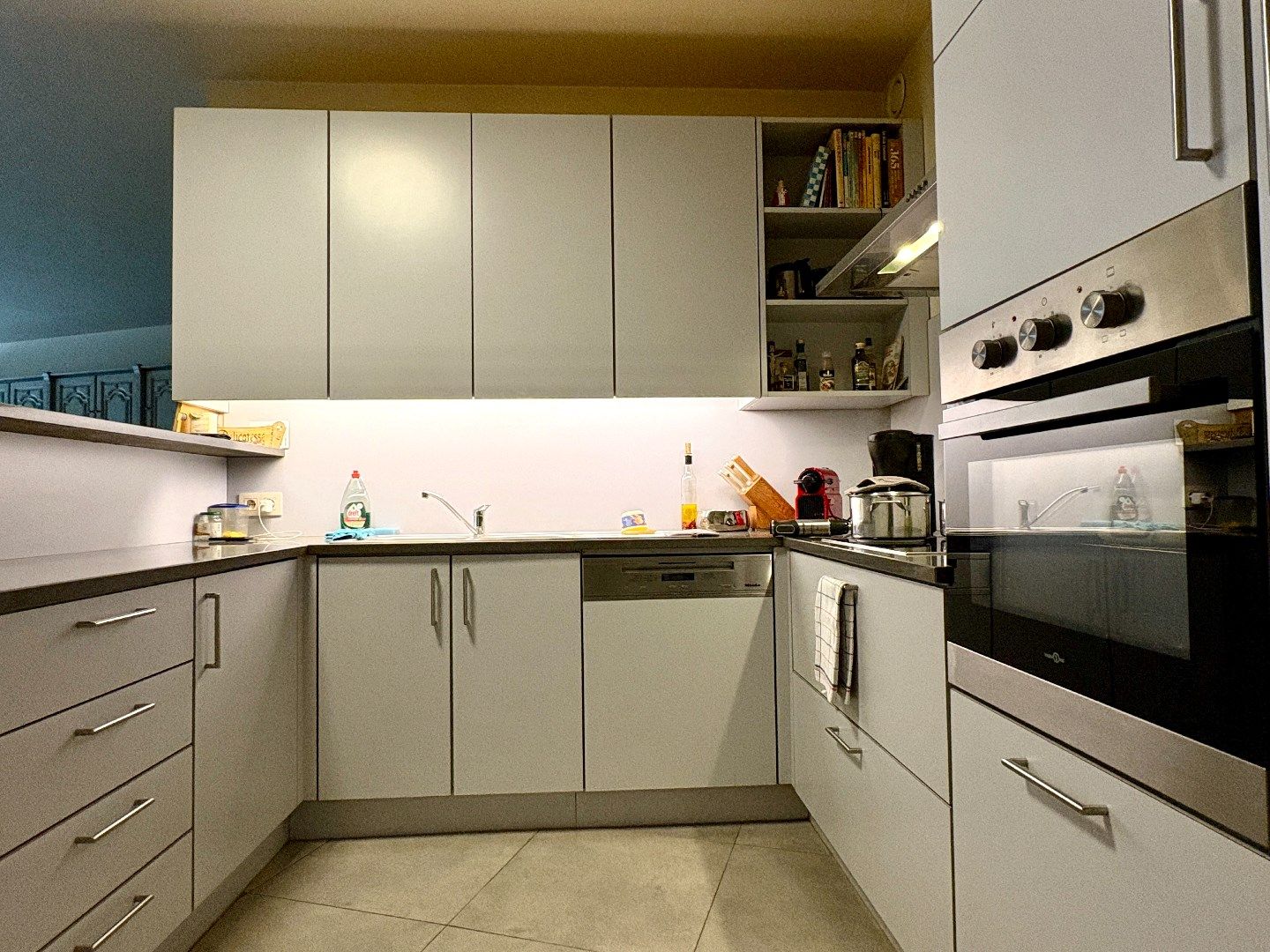 Hedendaags gelijkvloers appartement in centrum Kuurne. foto 4
