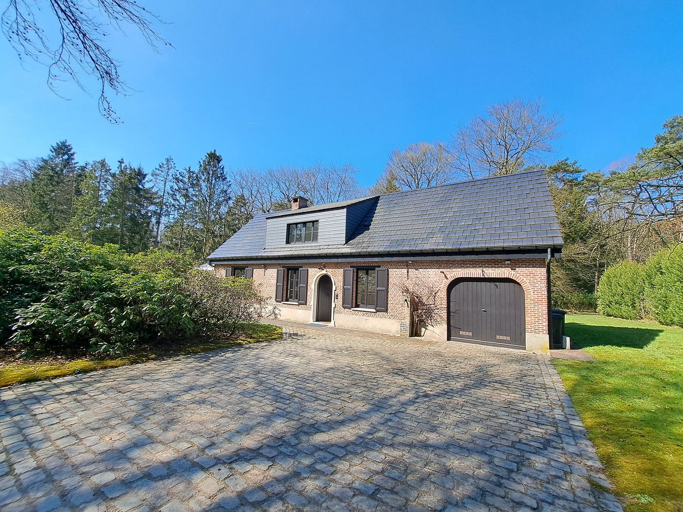 Prachtige villa in een privé park, ideaal gelegen nabij Brasschaat en Kapellen foto {{pictureIndex}}