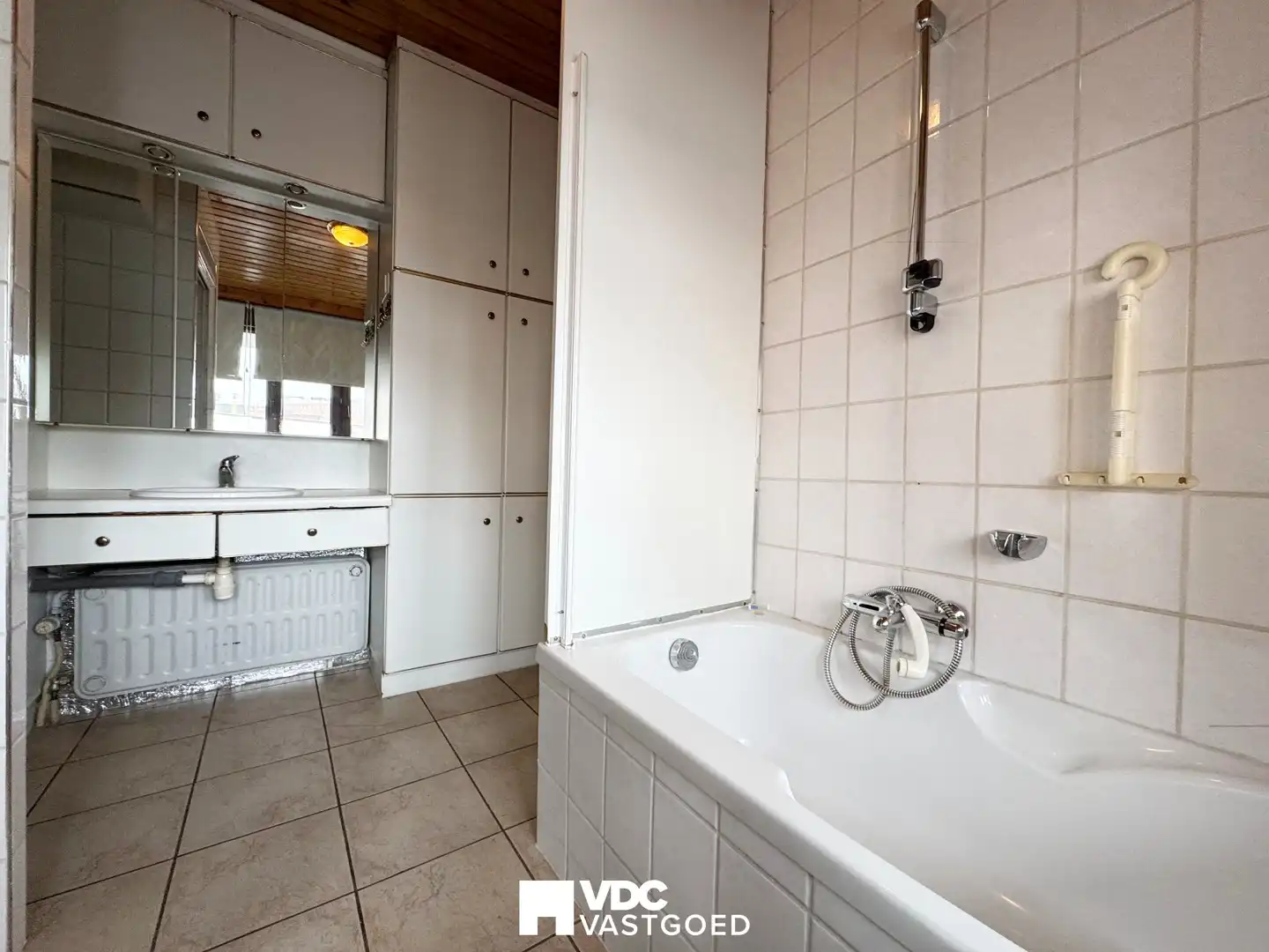 Te renoveren woning met werkplaats, garage en veel potentieel foto 11