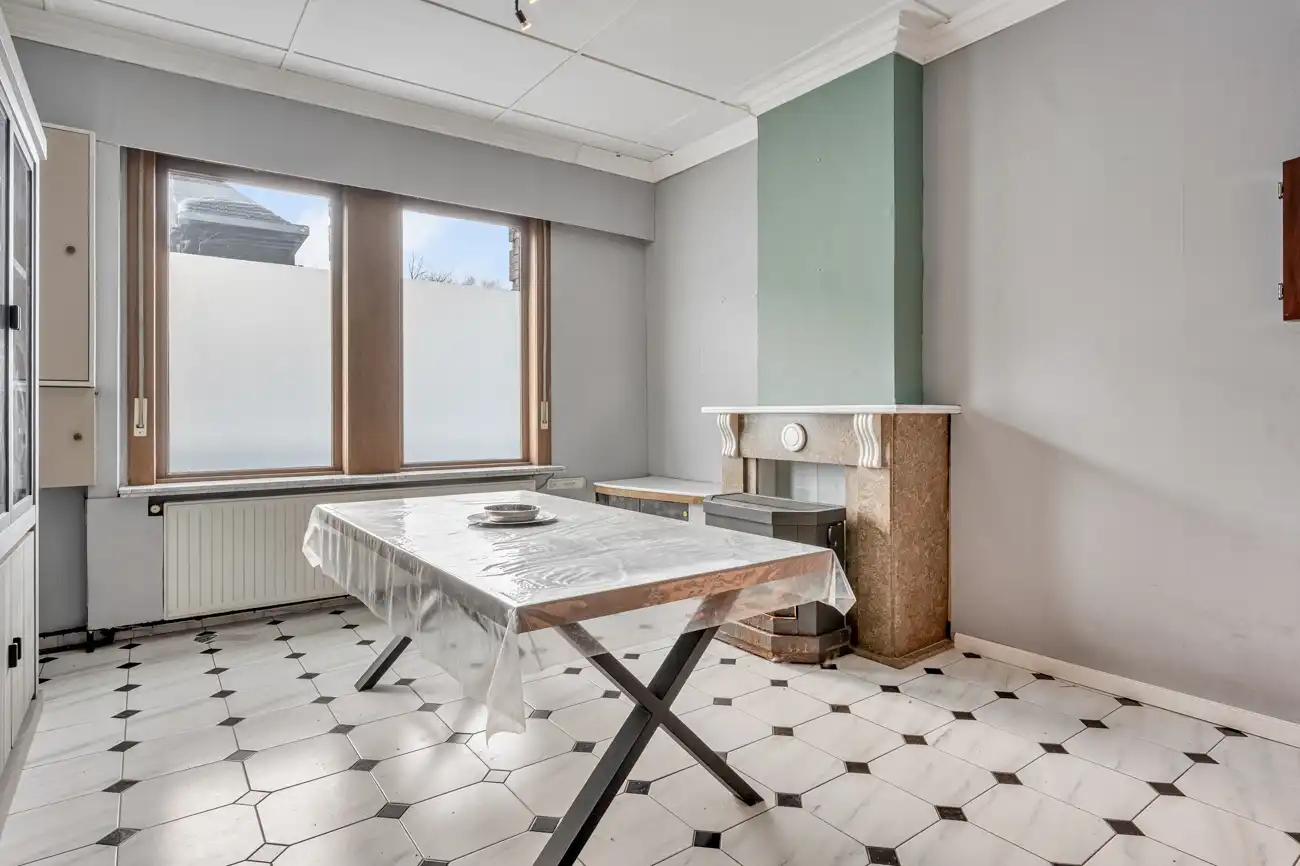 Charmante gesloten (kangoeroe)woning met heel wat potentieel op een gegeerde locatie in Oostakker! foto 3