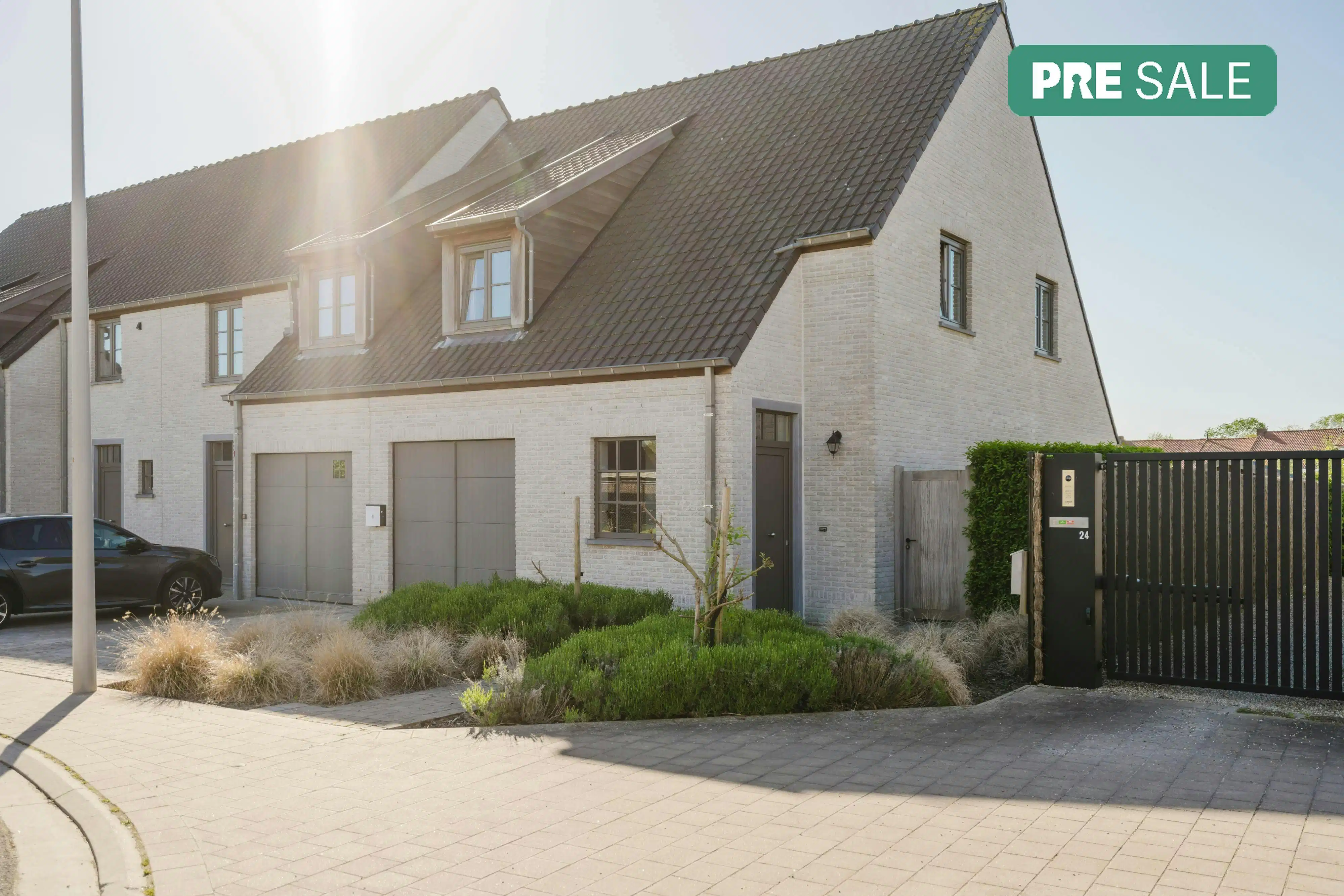 Recente halfopen hoekwoning met 3 slaapkamers in Rollegem foto {{pictureIndex}}