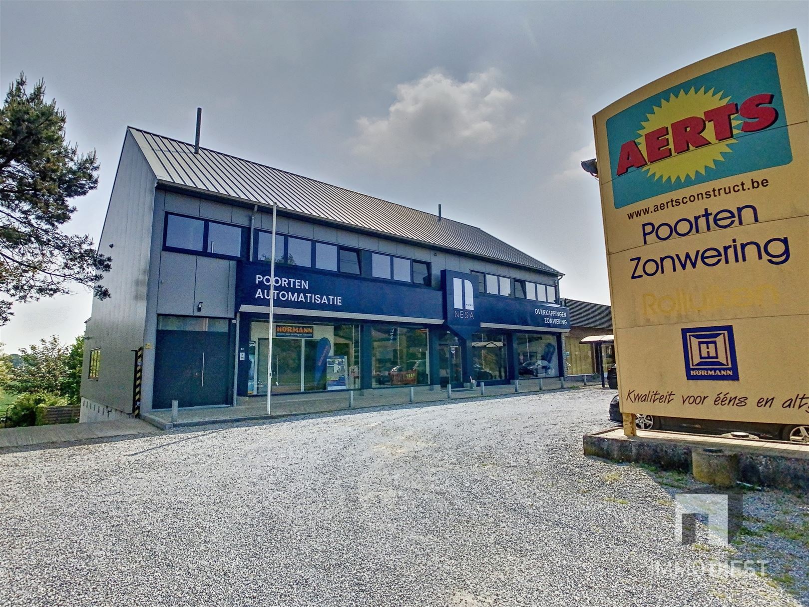 Toonzaal van ca 220m² met achterliggend magazijn (ca 185m²) & met 3 woongelegenheden op commerciële toplocatie! foto 5