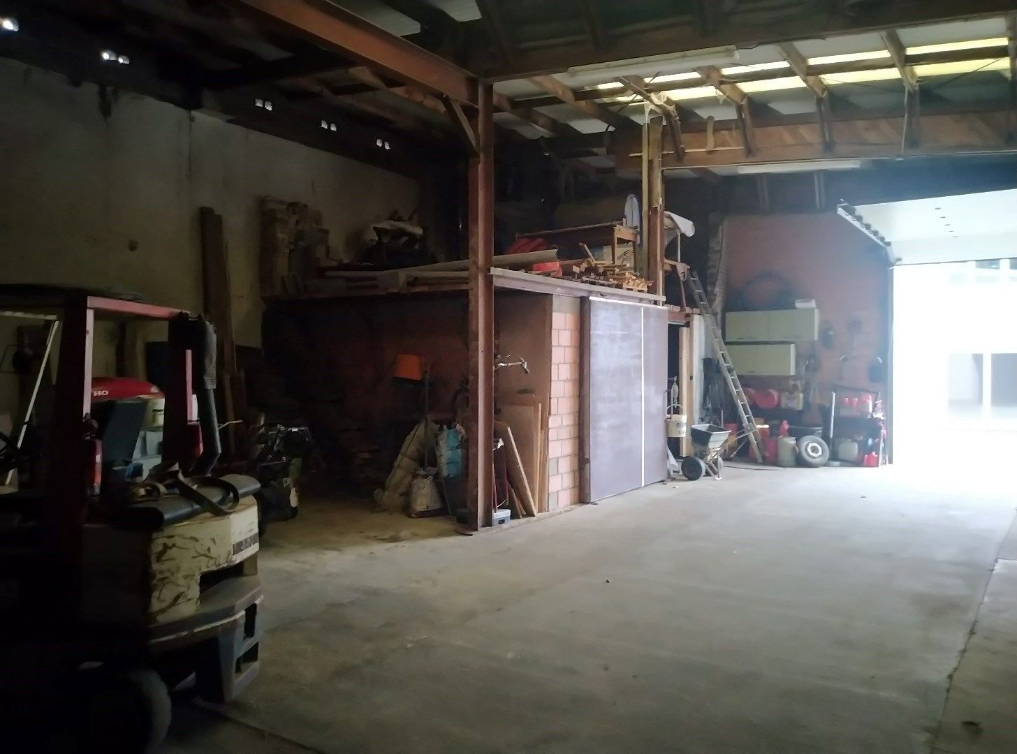 Een huis met landbouwloods. foto 13