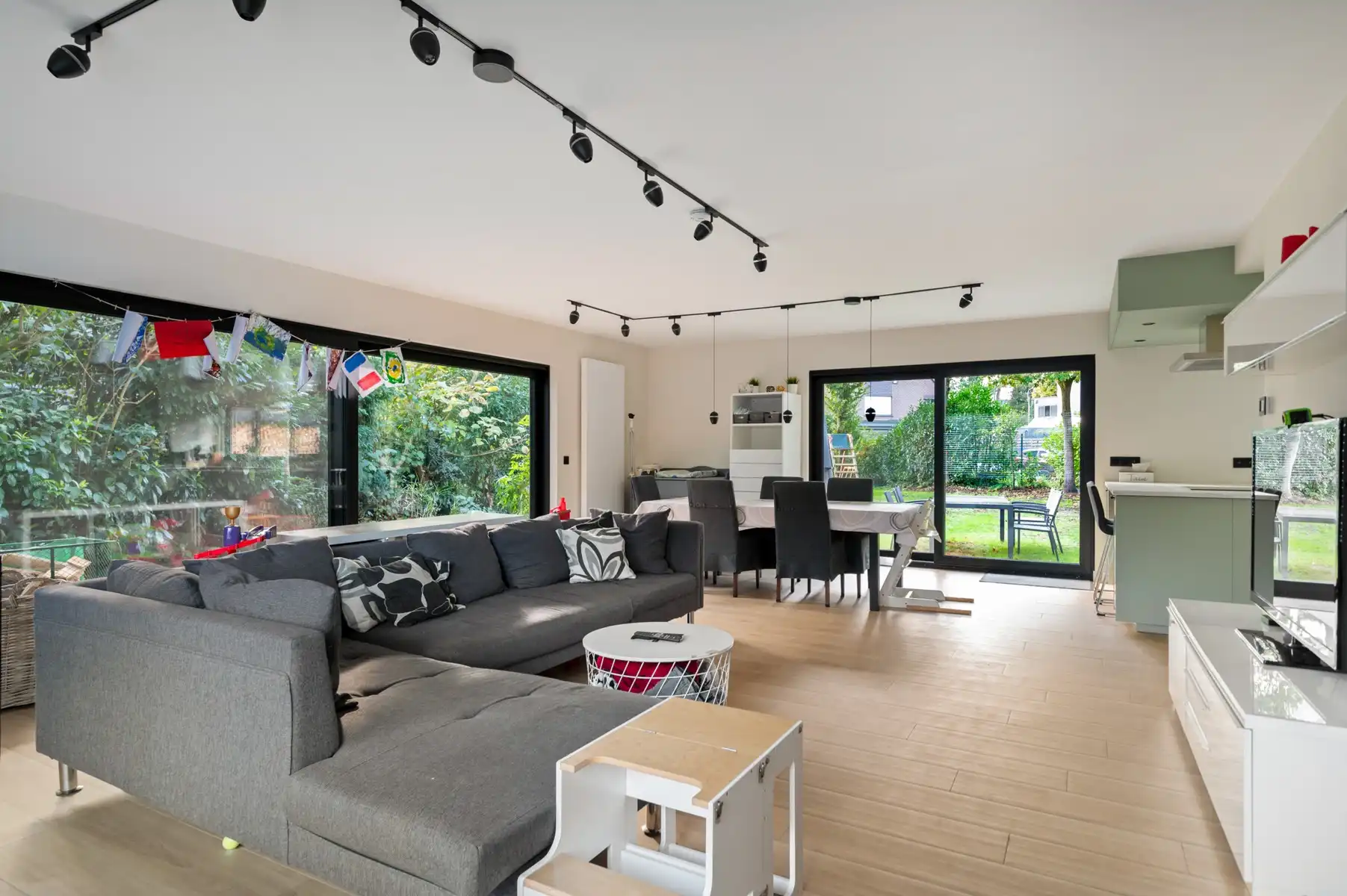 Veelzijdige villa met garage/magazijn van ca. 101 m foto 8