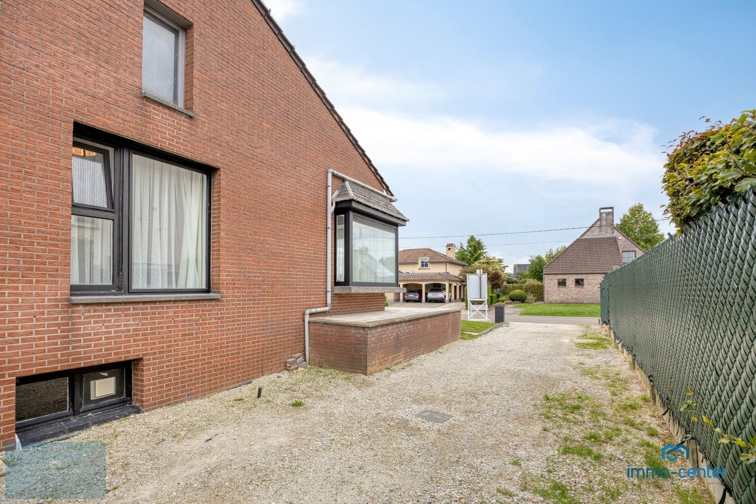 Instapklare halfopen woning met zonnepanelen en garage in Diepenbeek foto 20