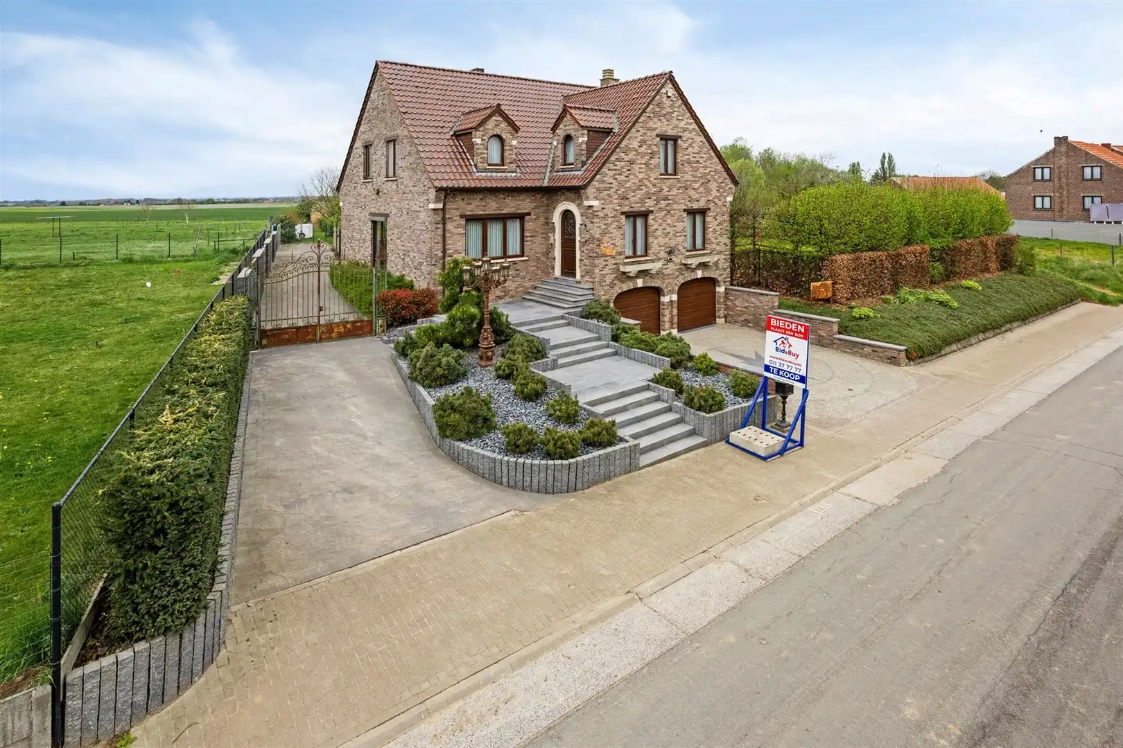 Exclusieve Villa met Luxe afwerking en idyllische tuin. foto 3