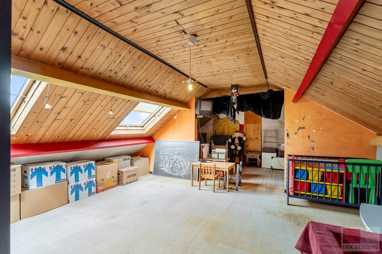 Unieke gesloten bebouwing met veel potentieel, deze ruime woning biedt een indrukwekkende woonoppervlakte van 306 m² foto 23