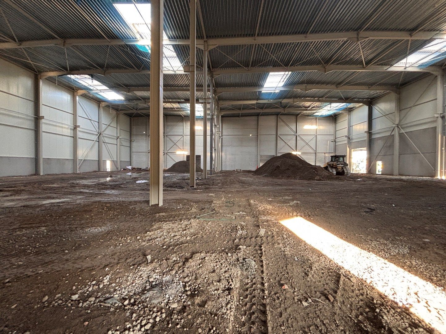 Logistieke bedrijfshal - 2765 m² - met 350 m² kantoren. Superligging! foto 3