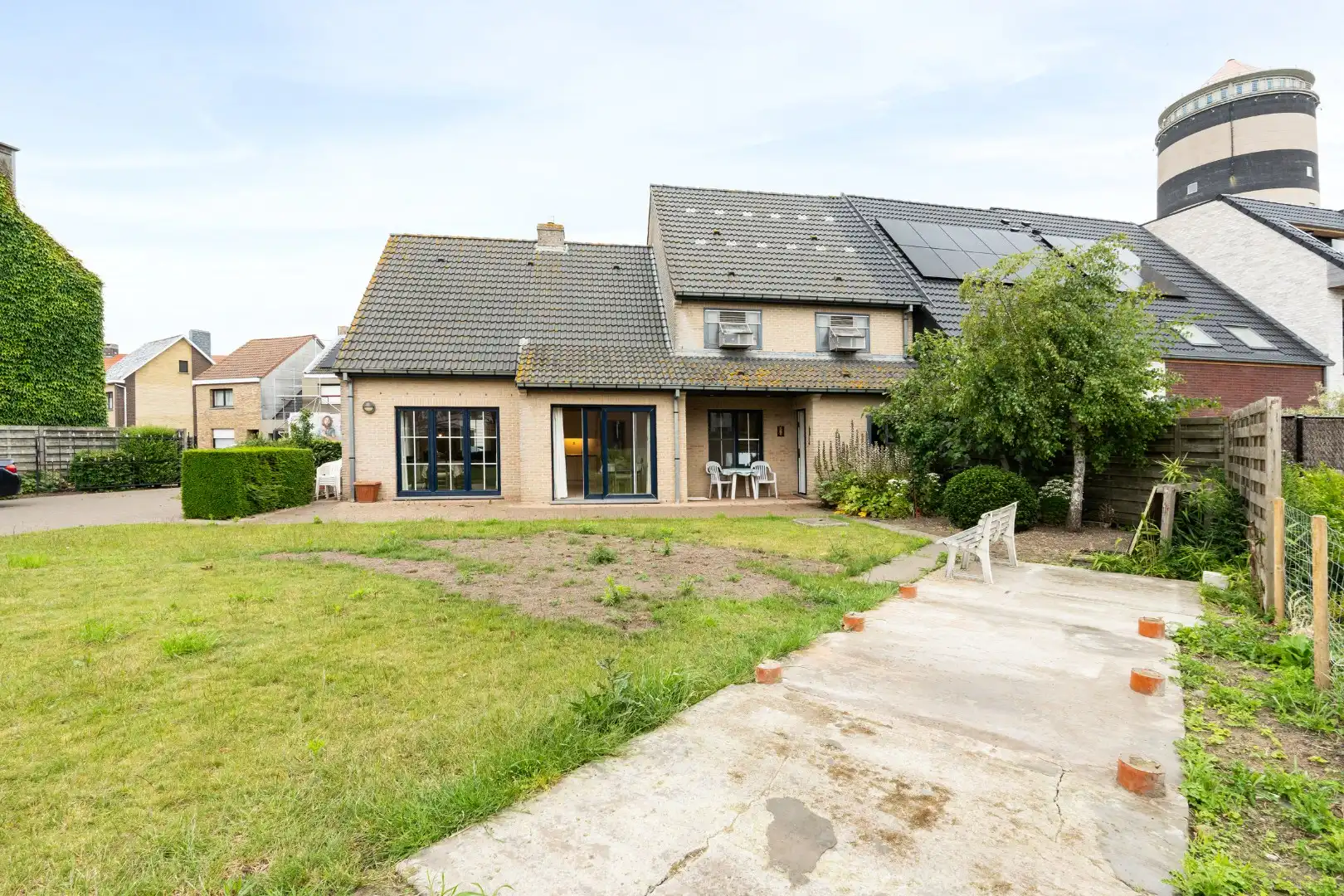 Te koop in Bredene: ruime instapklare halfopen bebouwing met 4 slaapkamers, grote tuin en multifunctioneel bijgebouw op 848 m² foto 3