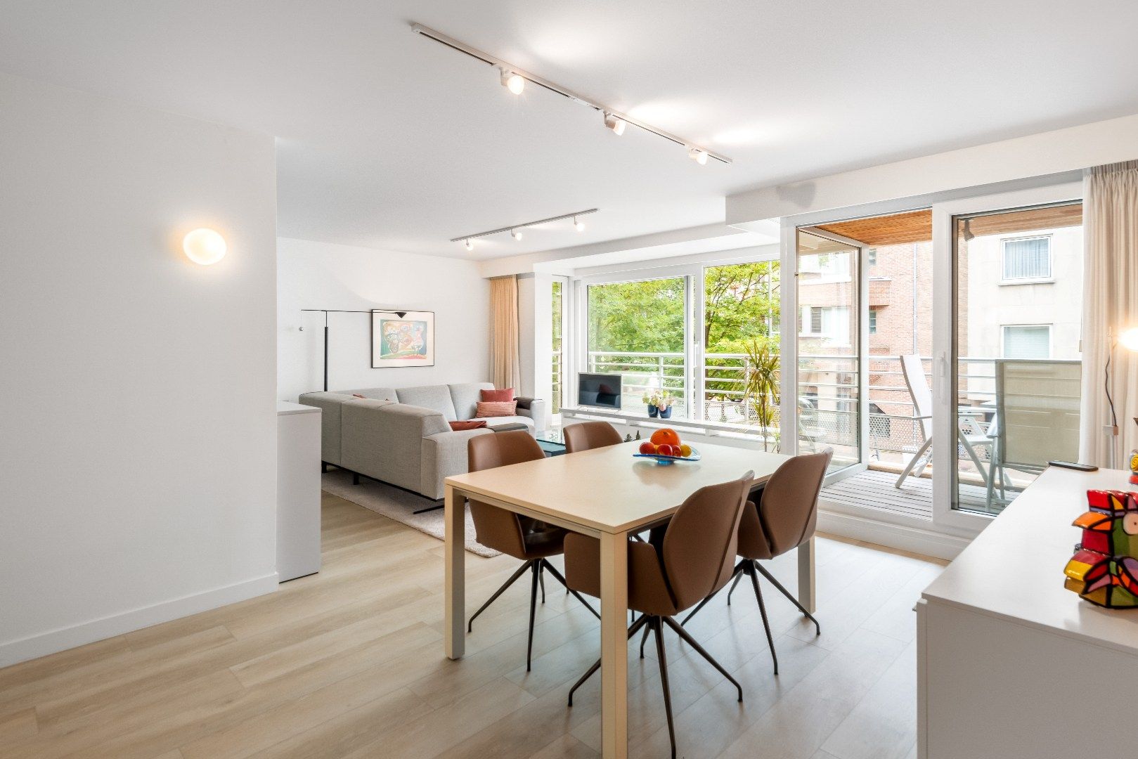 Instapklaar 3-slaapkamer appartement gelegen op de Paul Parmentierlaan vlakbij de winkels van de Lippenslaan. foto 4