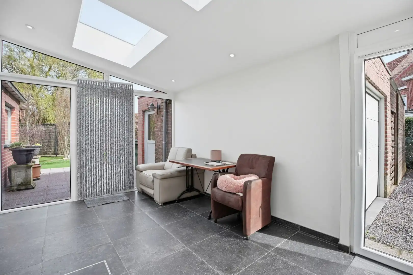 Grote halfopen woning met mogelijks 4 kamers, garage, zonnepanelen en tuin foto 13