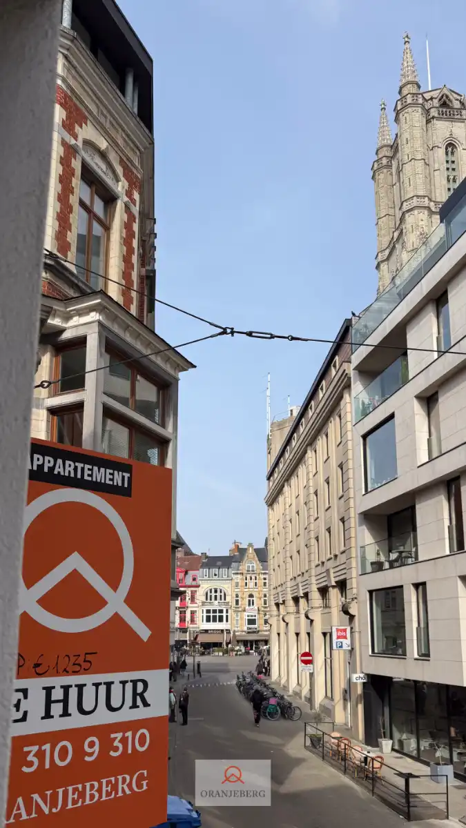 Ruim 2 slpk appartement vlakbij Sint-Baafsplein hartje Gent foto {{pictureIndex}}