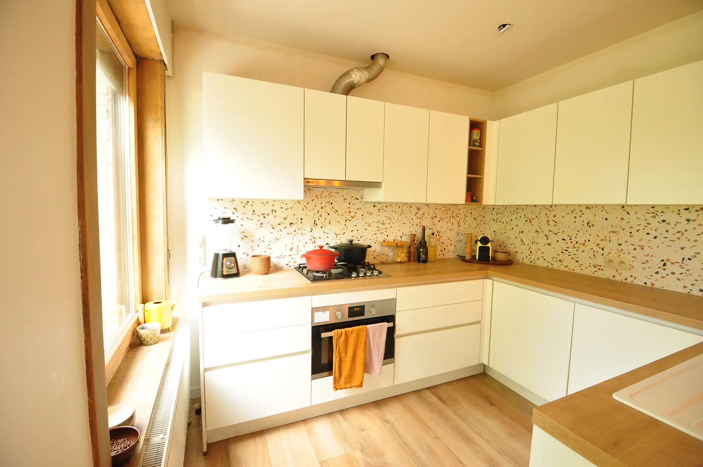 Goed gelegen woning met grote zonnige tuin foto 3