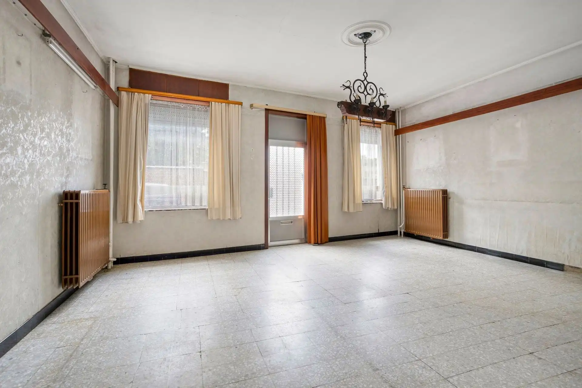 CENTRUM DWORP : groot atelier (+/-220m²) + woning op een perceel van 10are   foto 10