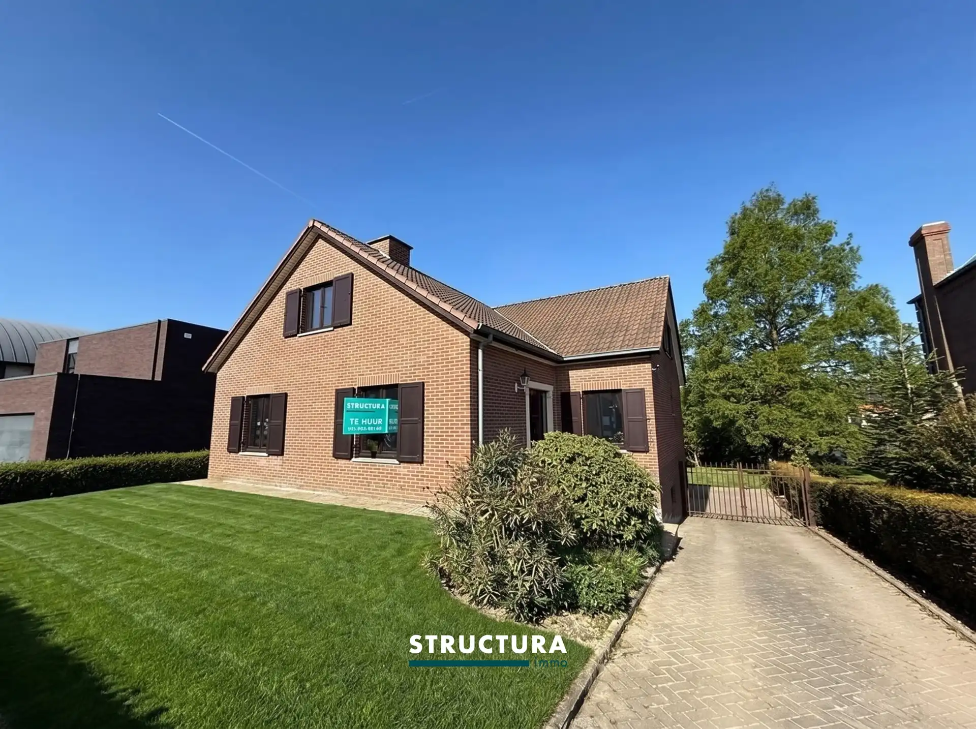 Woning met 4 slaapkamers,dubbele garage en grote tuin foto {{pictureIndex}}
