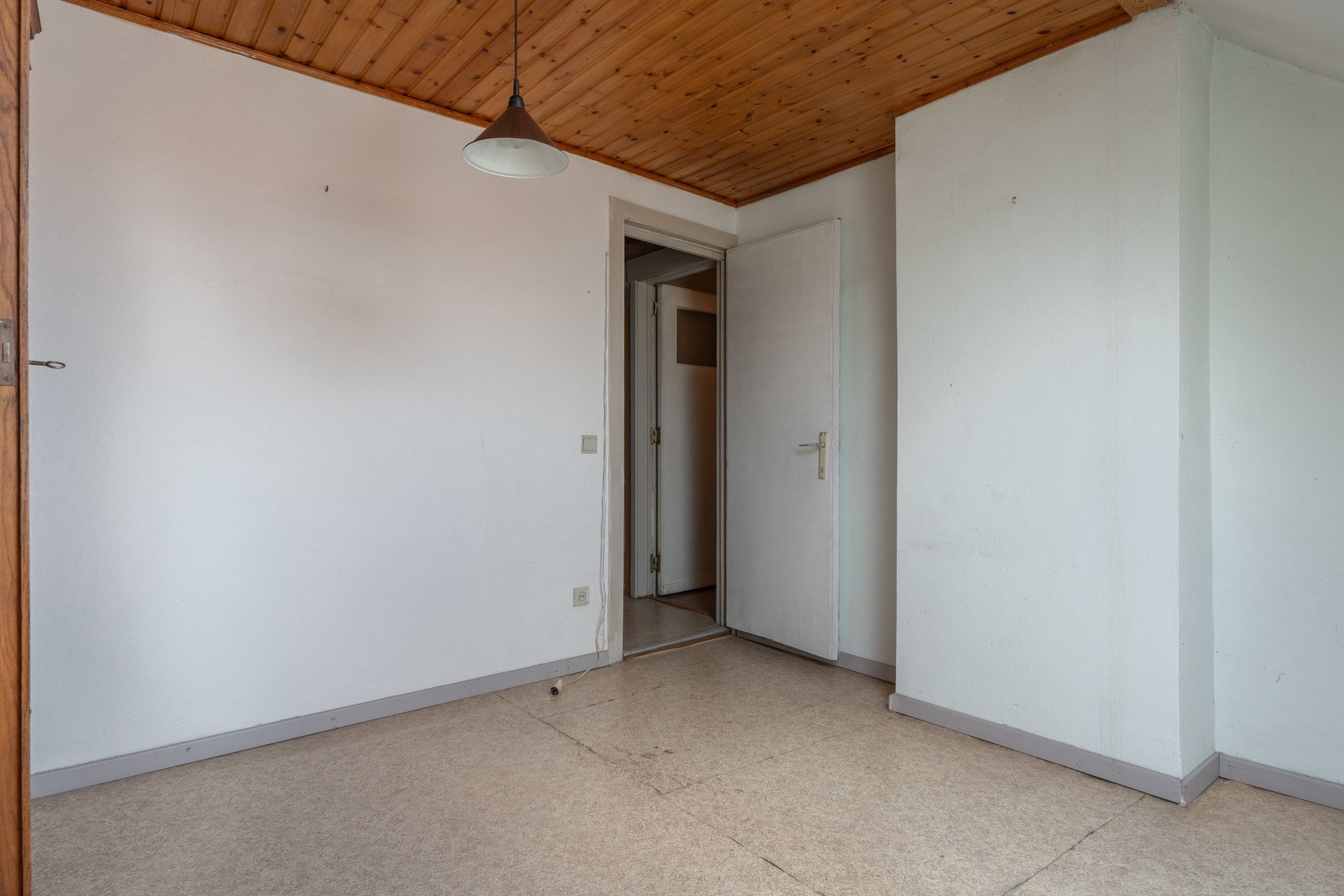 Te renoveren woning met toffe tuin en garage in het centrum foto 24