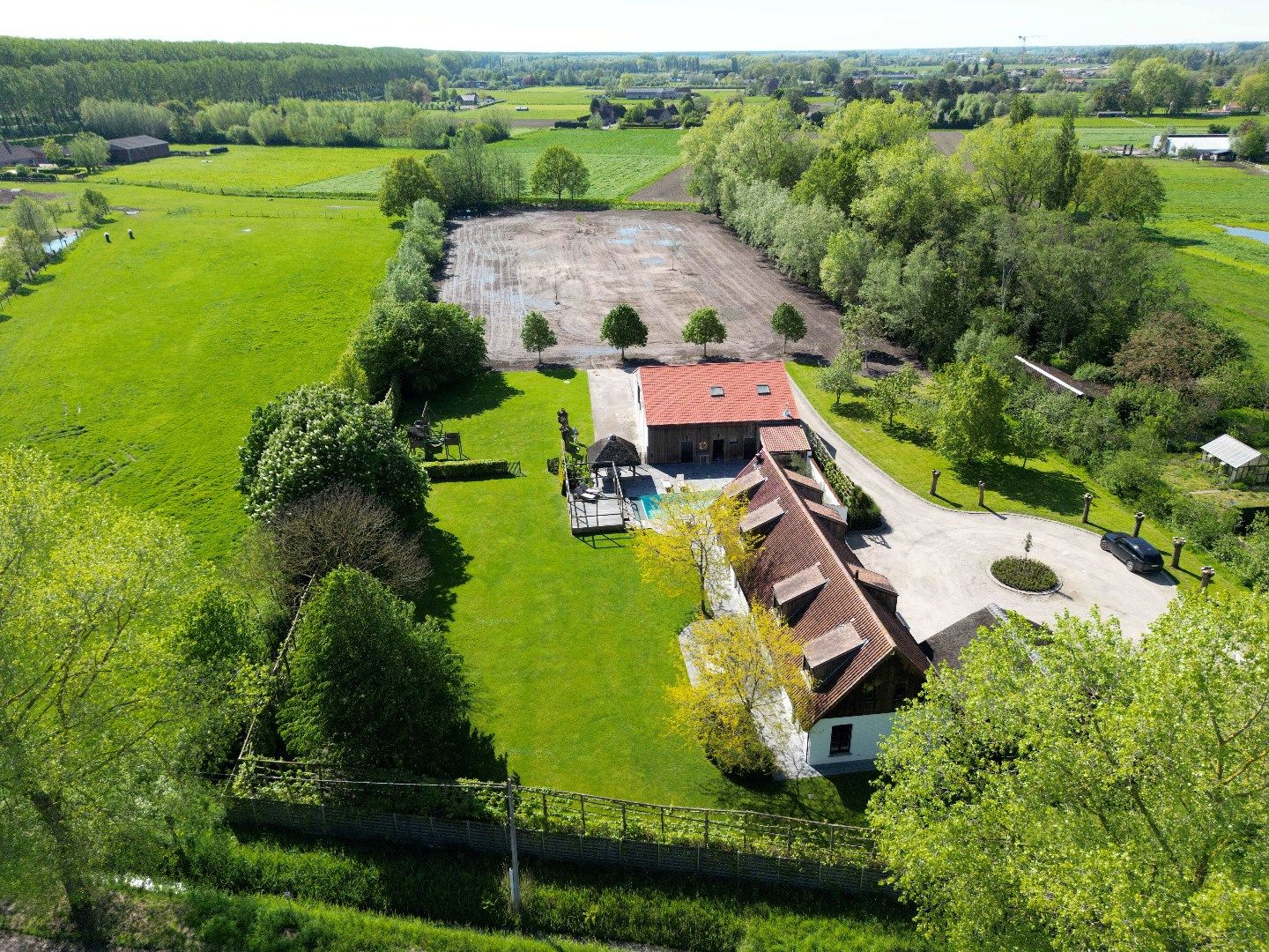 Subliem villa-landhuis met meerdere polyvalente bijhuizen, zwembad en open zichten. foto {{pictureIndex}}