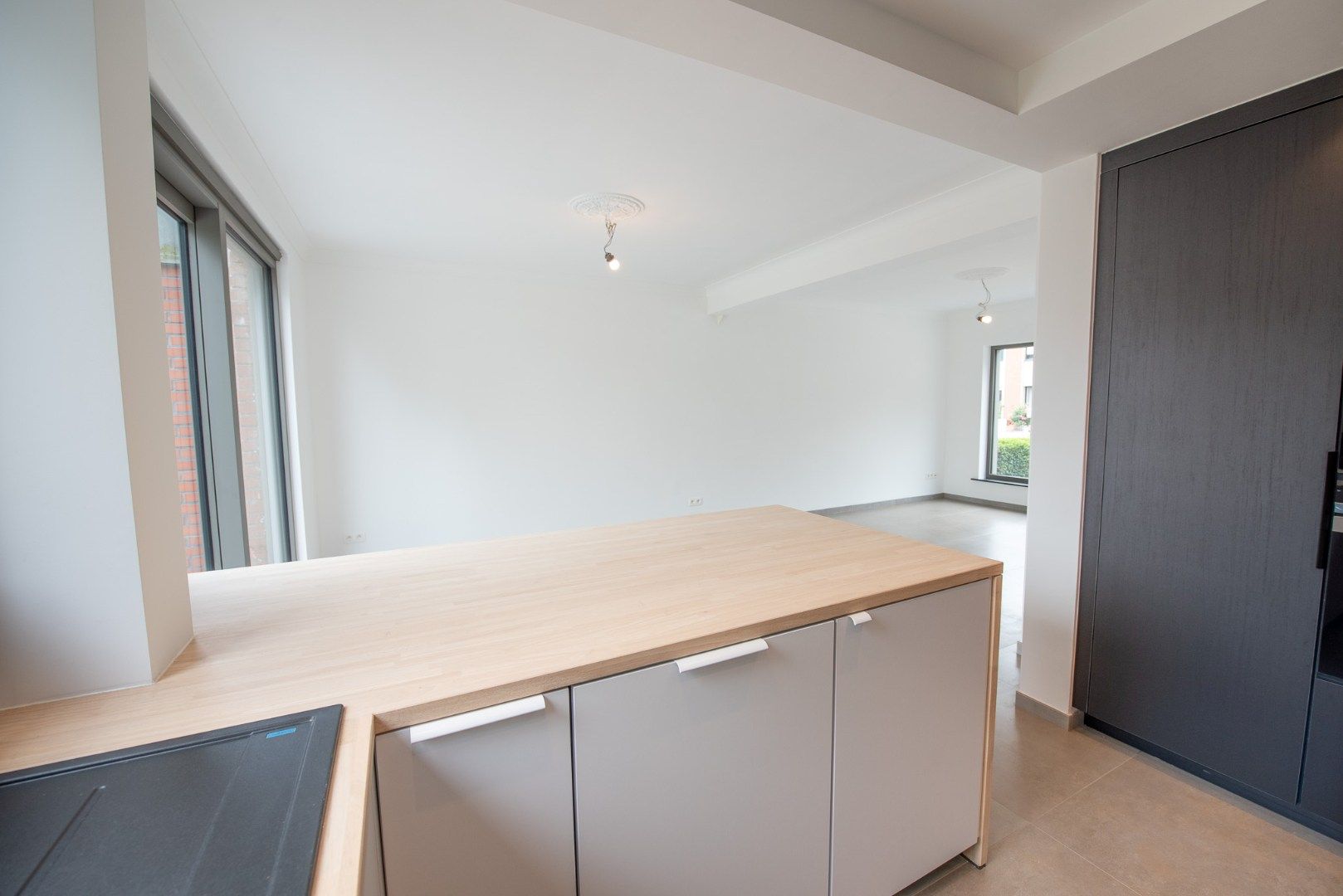 Knap gerenoveerde halfopen bebouwing met 3 slpks, garage & carport! foto 7