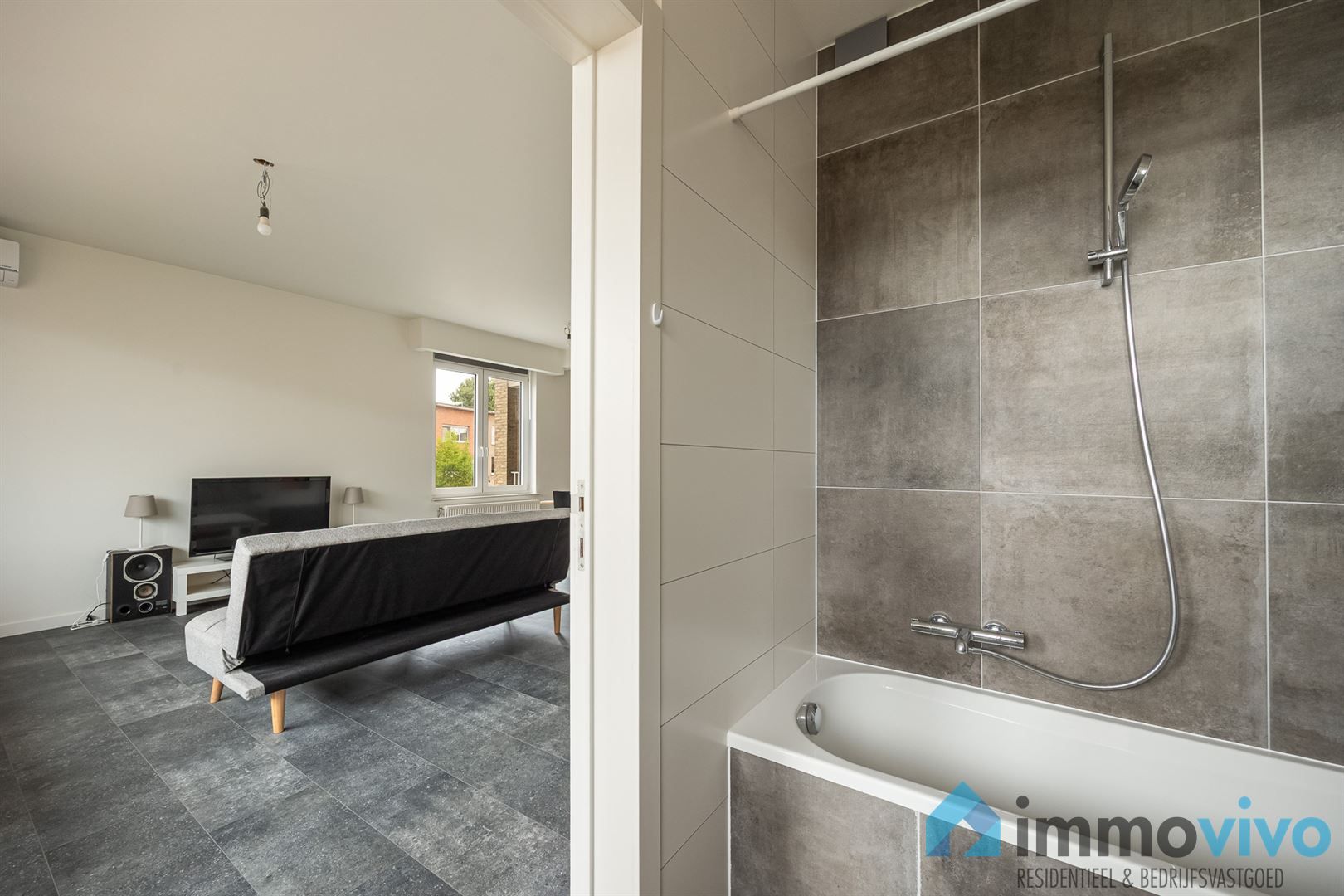 Instapklare studio met ruime living en breed terras foto 8
