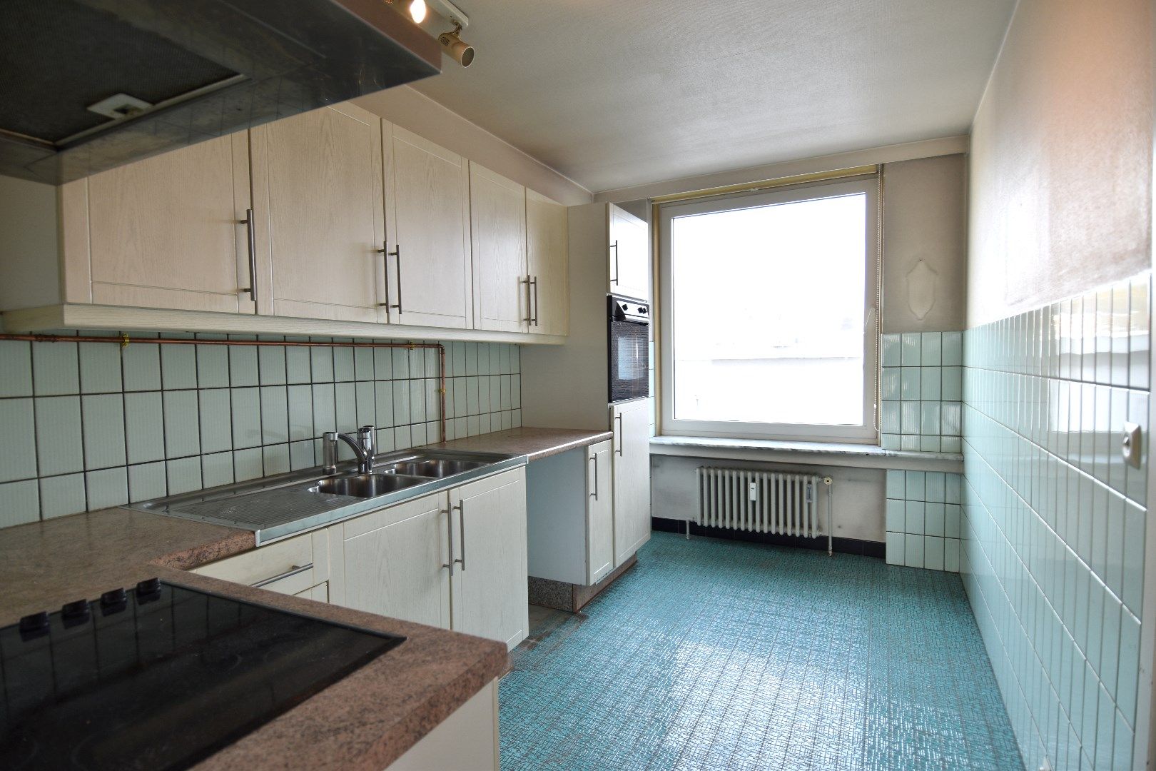 Gezellig centrum appartement met 3 slaapkamers, zonnig terras, kelderberging én garage te koop in Kortrijk foto 4