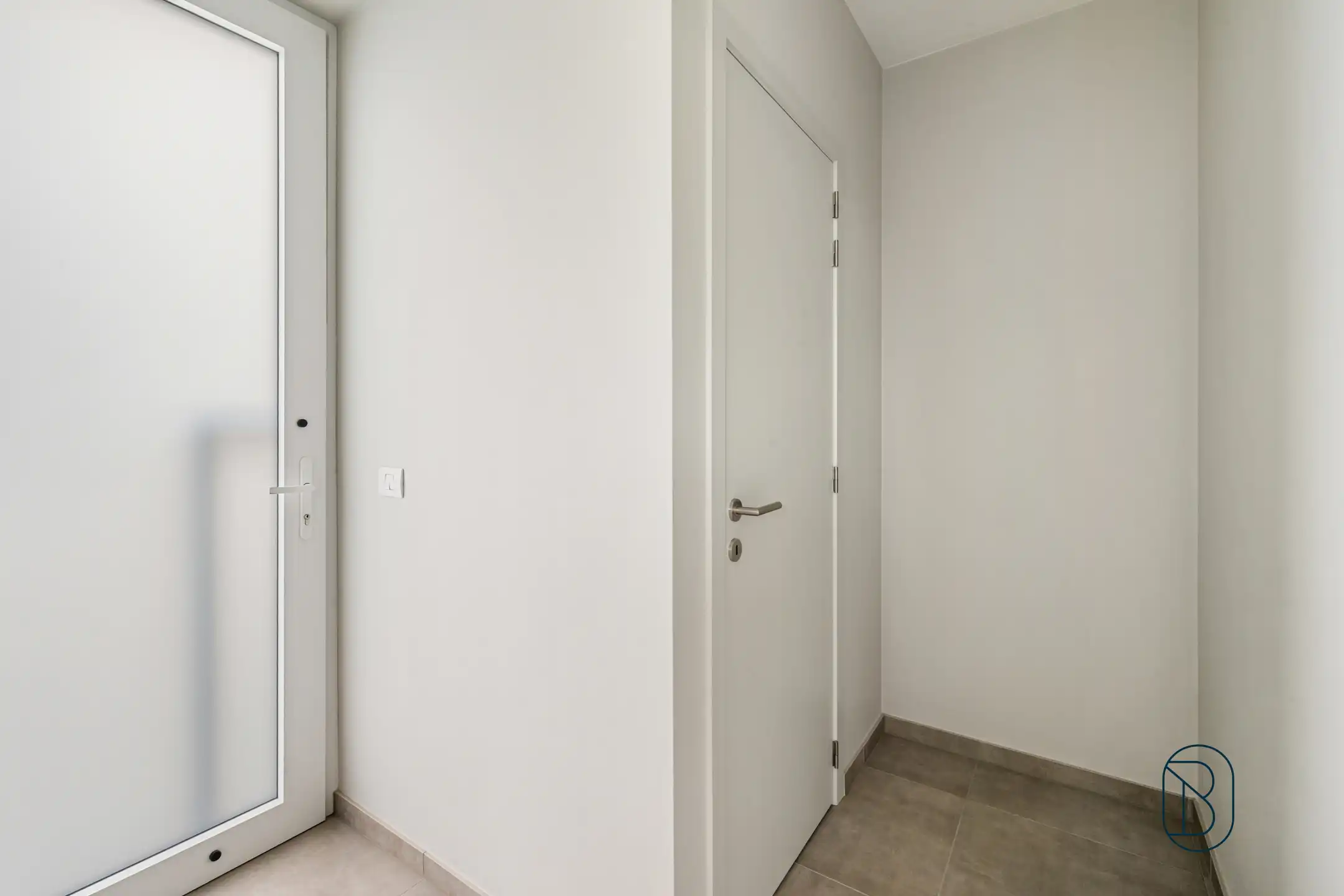 Recente halfopen bebouwing met 4 slaapkamers, tuin en garage foto 8