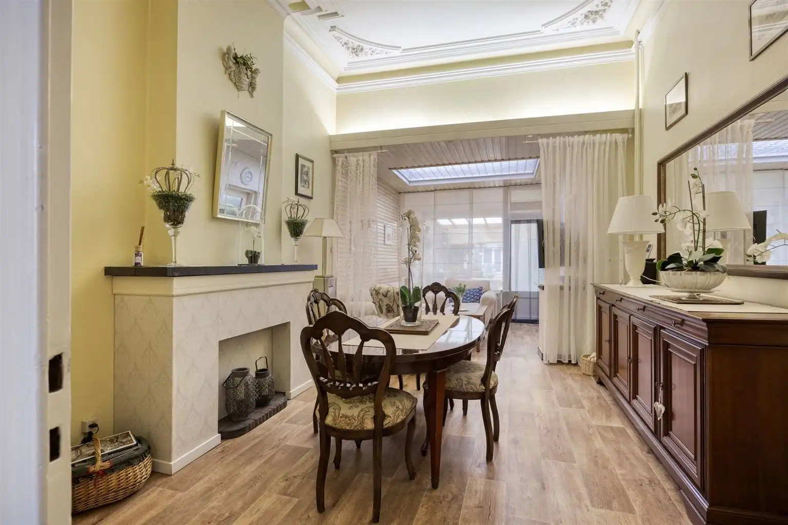 Prachtige karaktervolle stadswoning voorzien van 6 slaapkamers, ruime buitenkoer en vrijstaande garage in het centrum van Maaseik.  foto 9