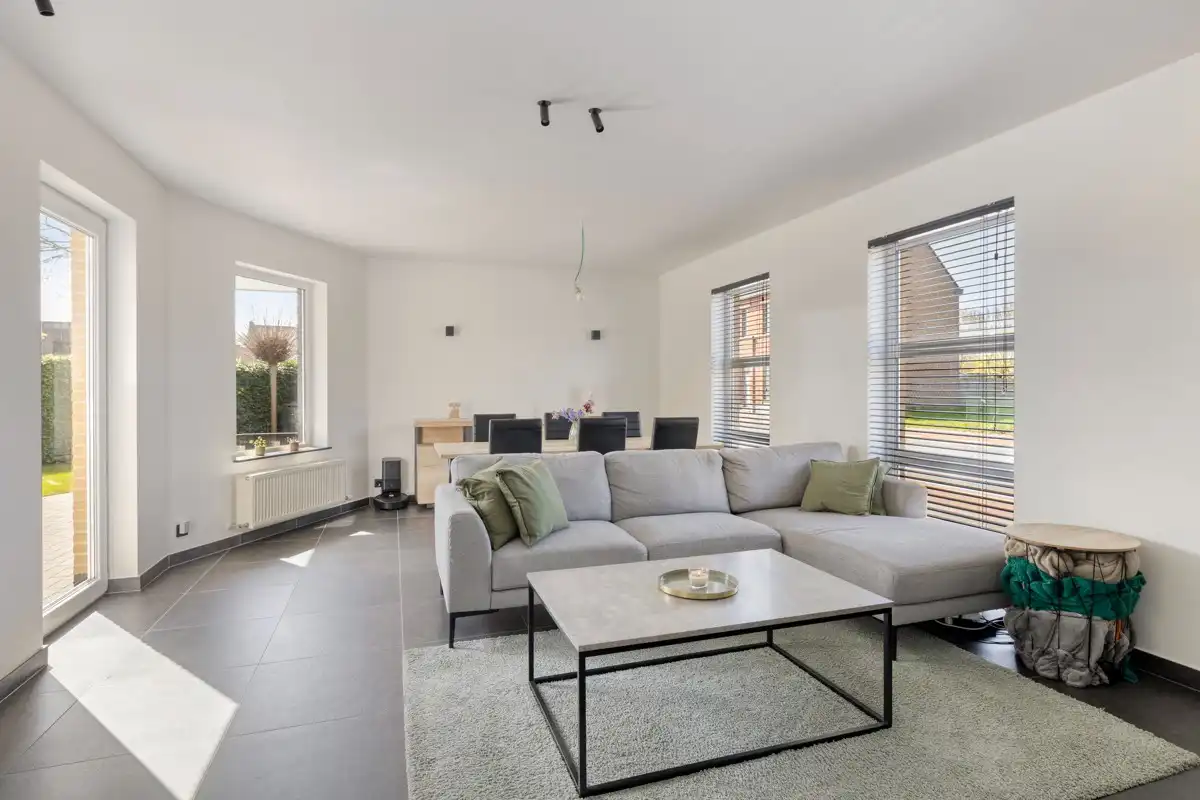 Instapklare gerenoveerde woning te Zwalm foto 2